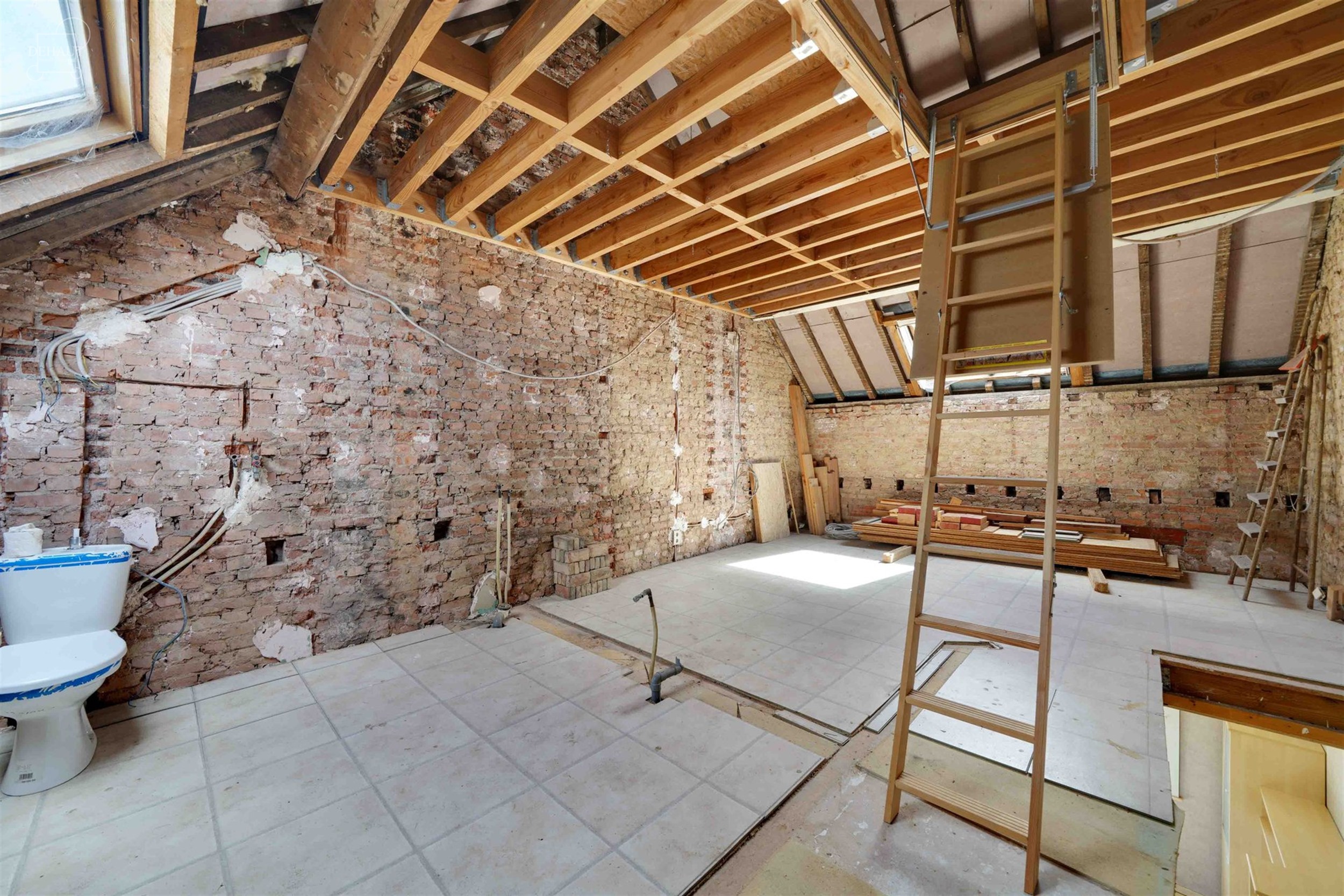 Mooi huis om af te bouwen, met een garage van ca. 55m² op de begane grond, een open woonruimte met keuken, een ruwbouw voor verbouwing en een zolder ...