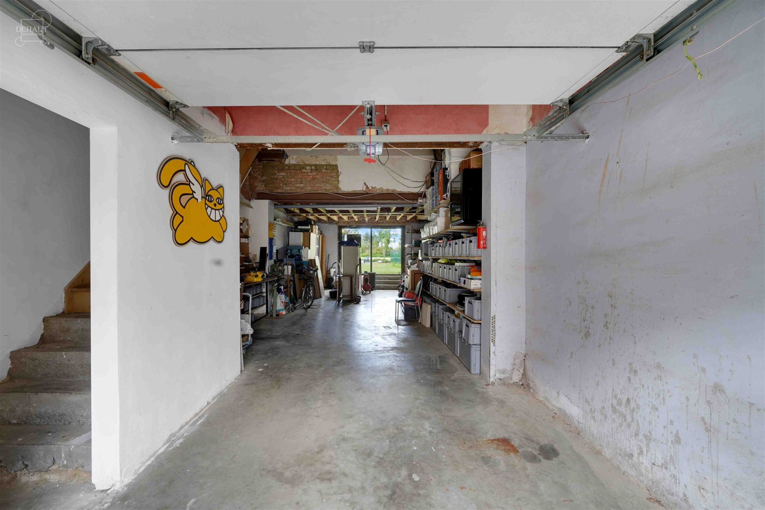 Mooi huis om af te bouwen, met een garage van ca. 55m² op de begane grond, een open woonruimte met keuken, een ruwbouw voor verbouwing en een zolder ...