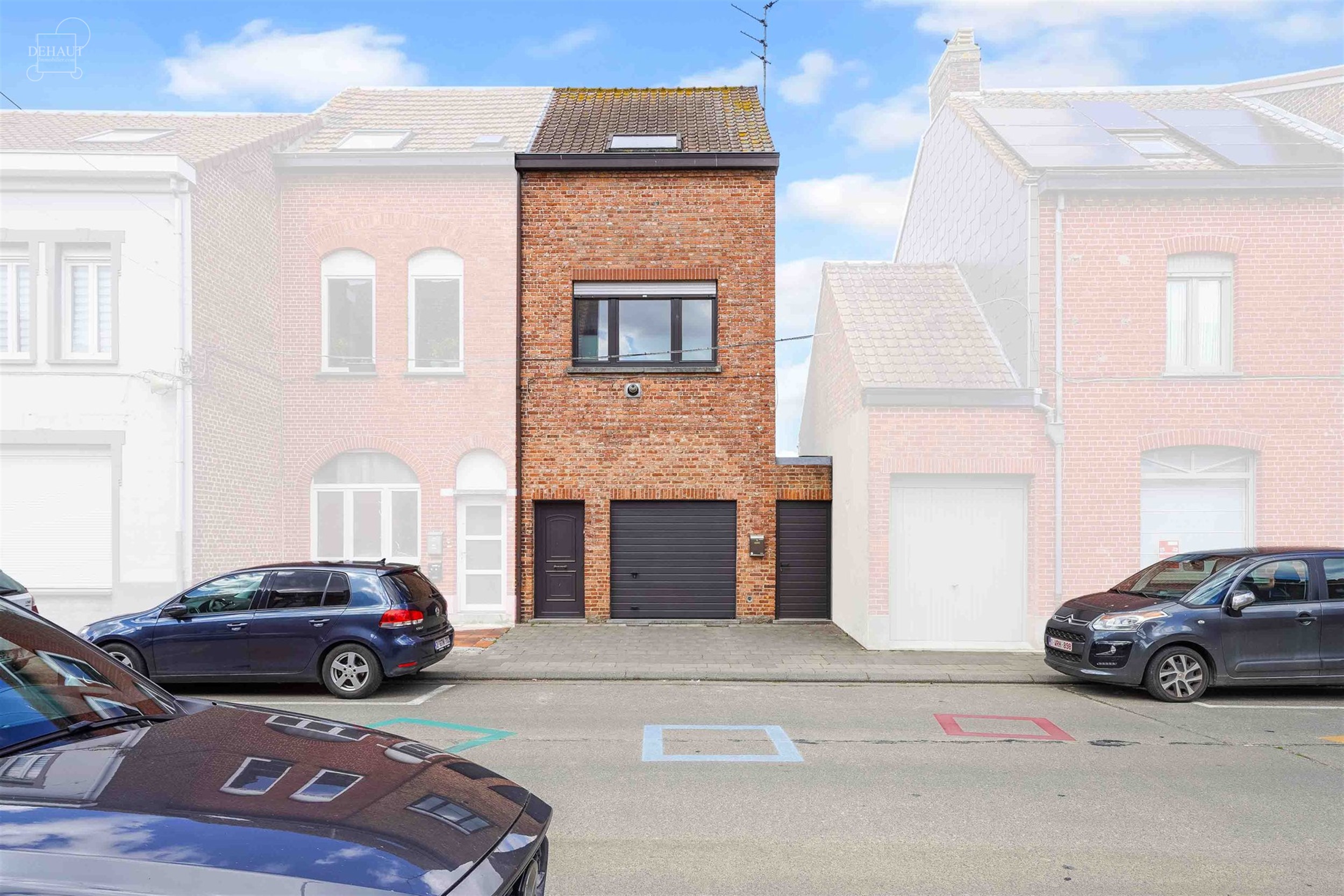 Mooi huis om af te bouwen, met een garage van ca. 55m² op de begane grond, een open woonruimte met keuken, een ruwbouw voor verbouwing en een zolder ...