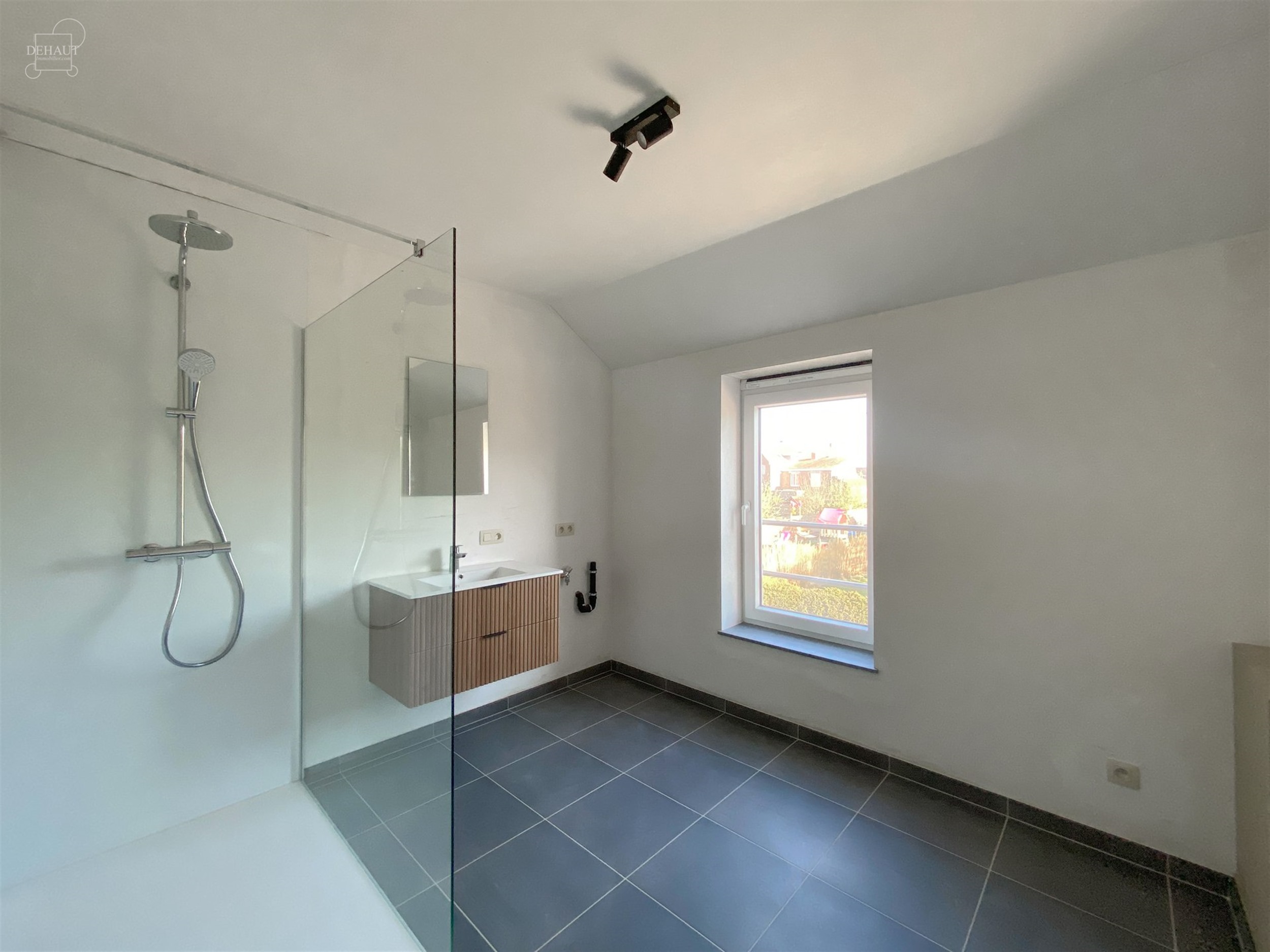 Schitterend nieuw semi-individueel gebouw bestaande uit een inkomhal, een woonkamer die uitgeeft op een ingerichte keuken, een bijkeuken, twee toilett...