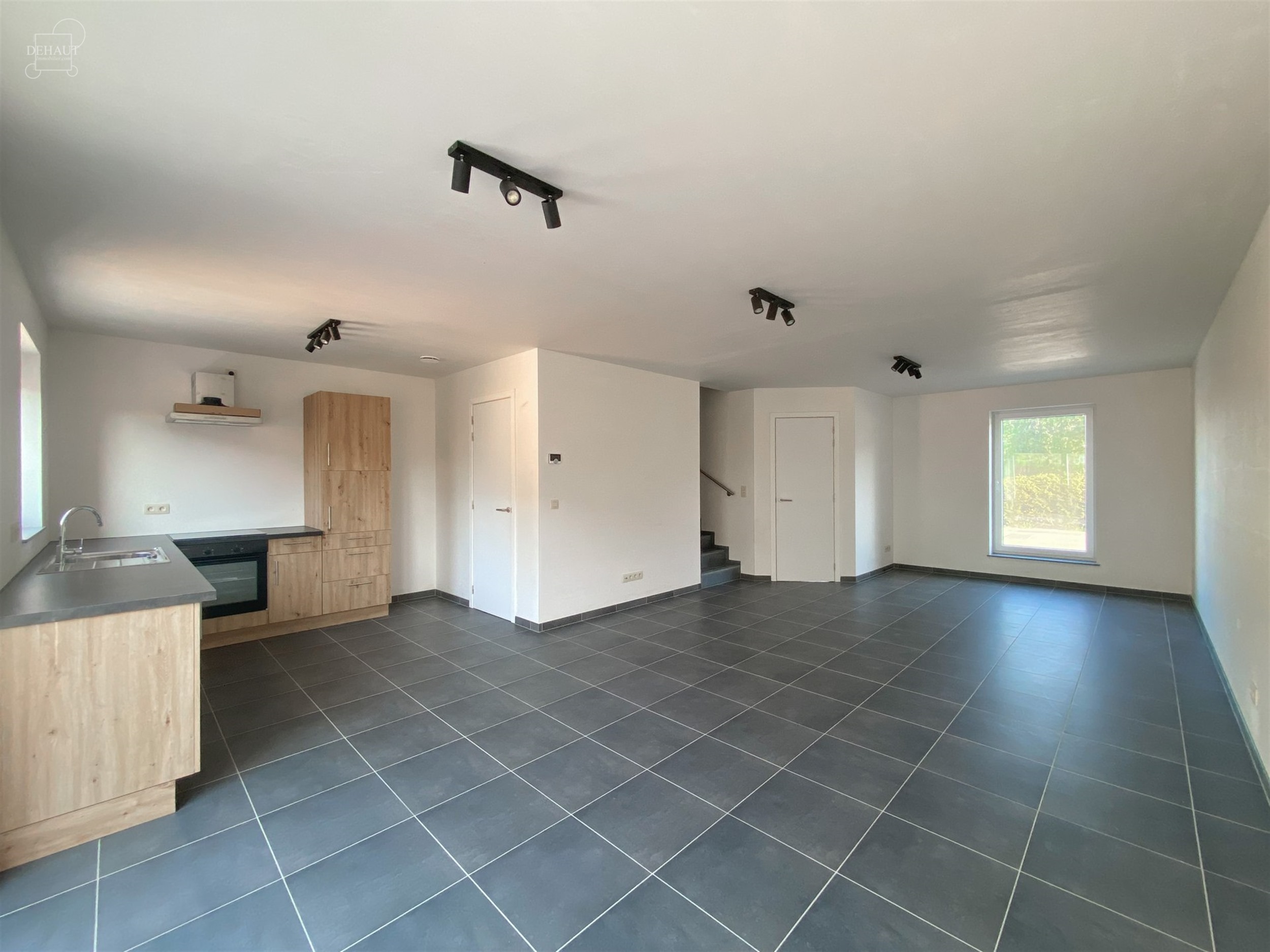 Schitterend nieuw semi-individueel gebouw bestaande uit een inkomhal, een woonkamer die uitgeeft op een ingerichte keuken, een bijkeuken, twee toilett...