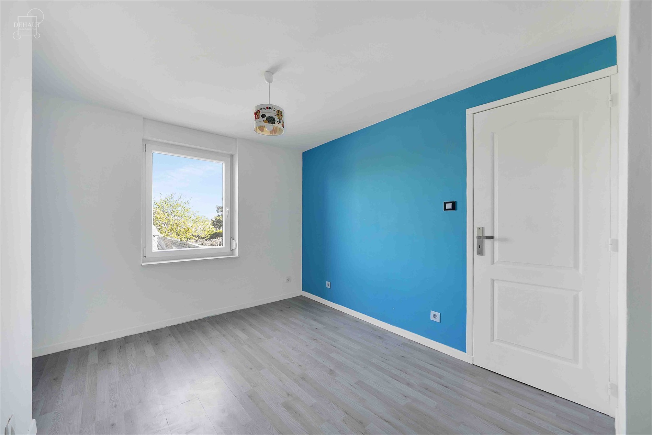 Jolie maison de ville avec garage par accès arrière située au calme. Comprend un hall d'entrée desservant un salon, une salle à manger, une cuisi...