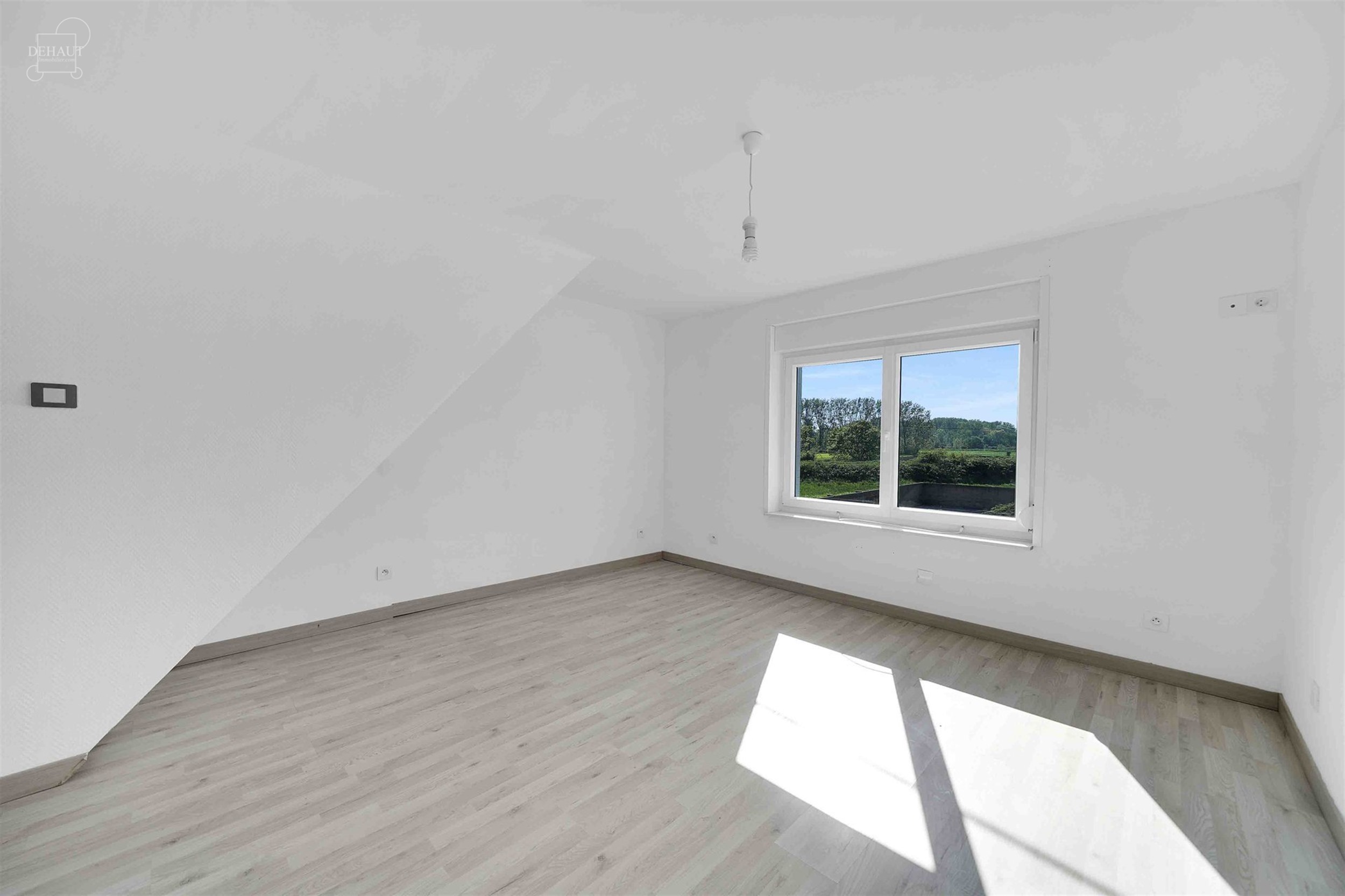 Jolie maison de ville avec garage par accès arrière située au calme. Comprend un hall d'entrée desservant un salon, une salle à manger, une cuisi...