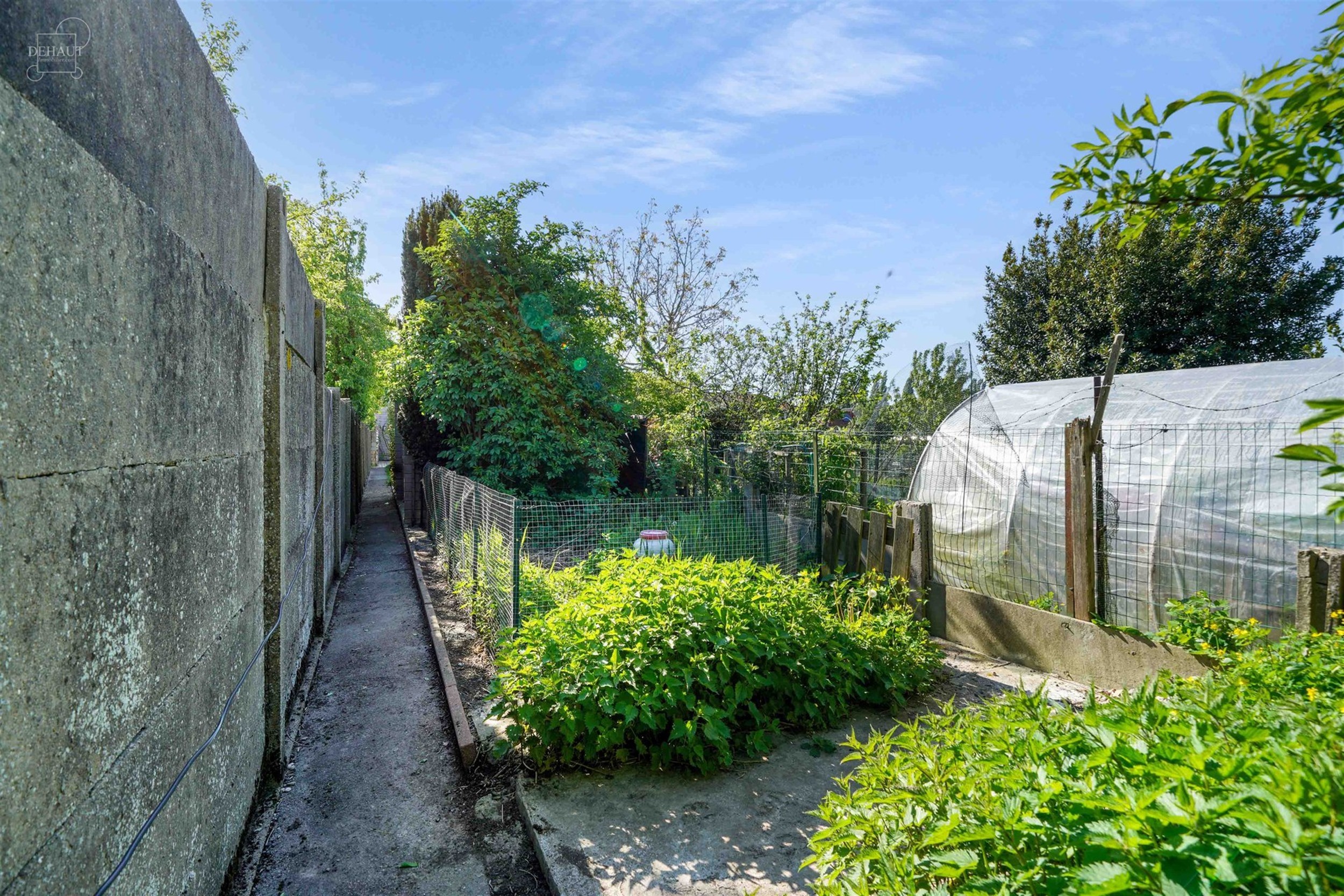 Jolie maison de ville avec garage par accès arrière située au calme. Comprend un hall d'entrée desservant un salon, une salle à manger, une cuisi...