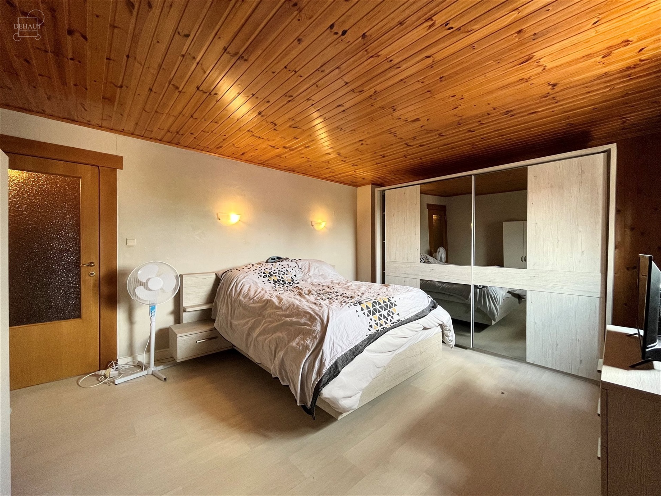 Halfvrijstaand huis bestaande uit een inkomhal, een woonkamer, een ingerichte keuken, een bijkeuken, een badkamer, twee slaapkamers en een betegeld te...