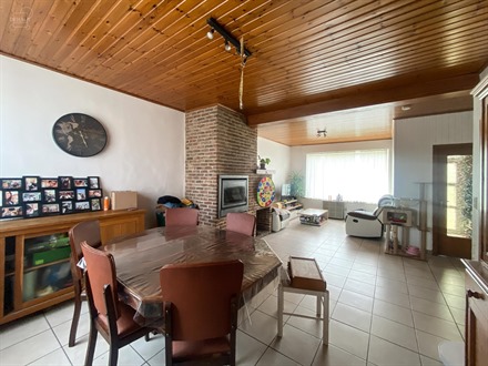 Halfvrijstaand huis bestaande uit een inkomhal, een woonkamer, een ingerichte keuken, een bijkeuken, een badkamer, twee slaapkamers en een betegeld te...