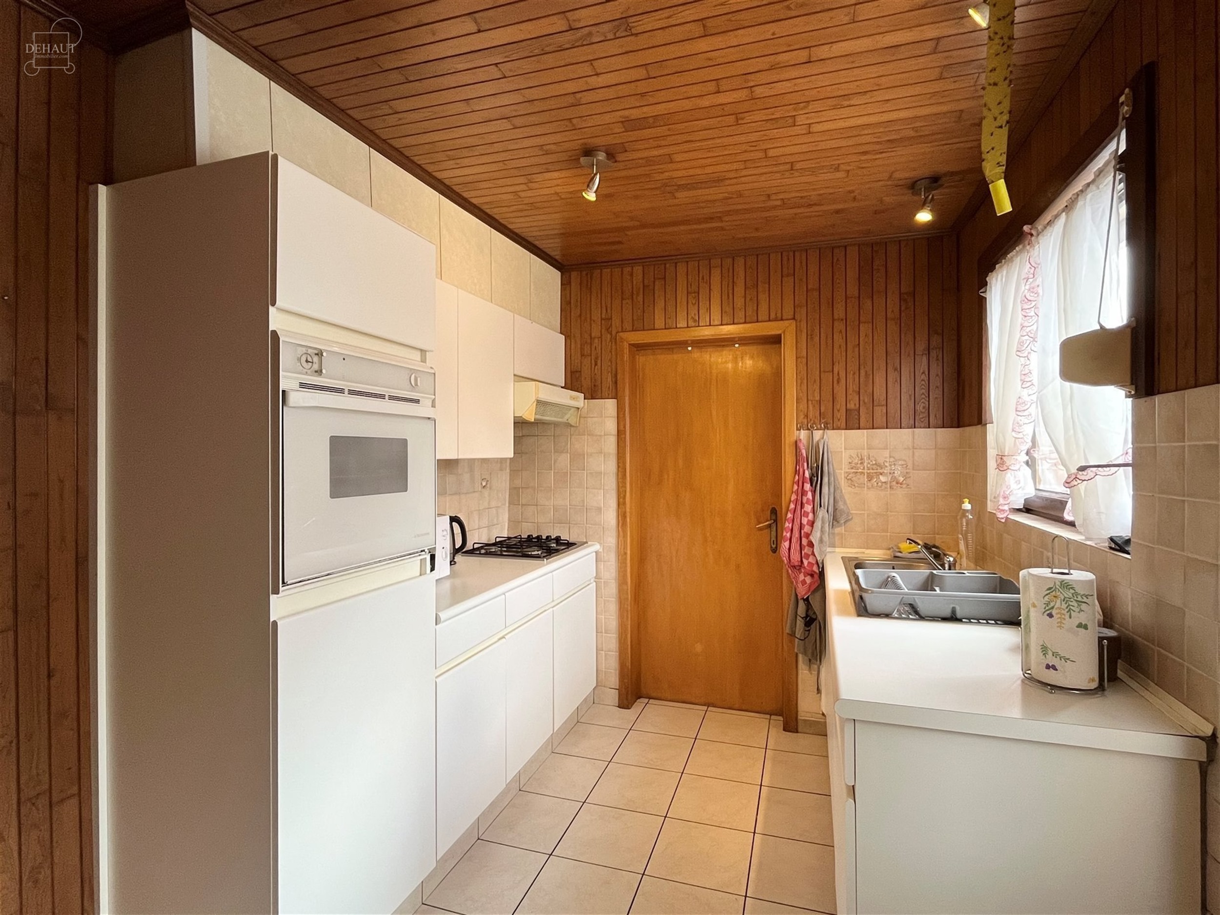 Halfvrijstaand huis bestaande uit een inkomhal, een woonkamer, een ingerichte keuken, een bijkeuken, een badkamer, twee slaapkamers en een betegeld te...