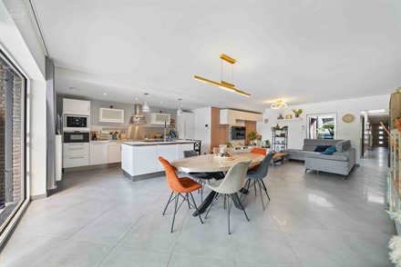 Superbe et large maison mitoyenne en semi plain-pied entièrement reconstruite en 2014 !
Composée au RDC d'un spacieux hall d'entrée desservant un ...