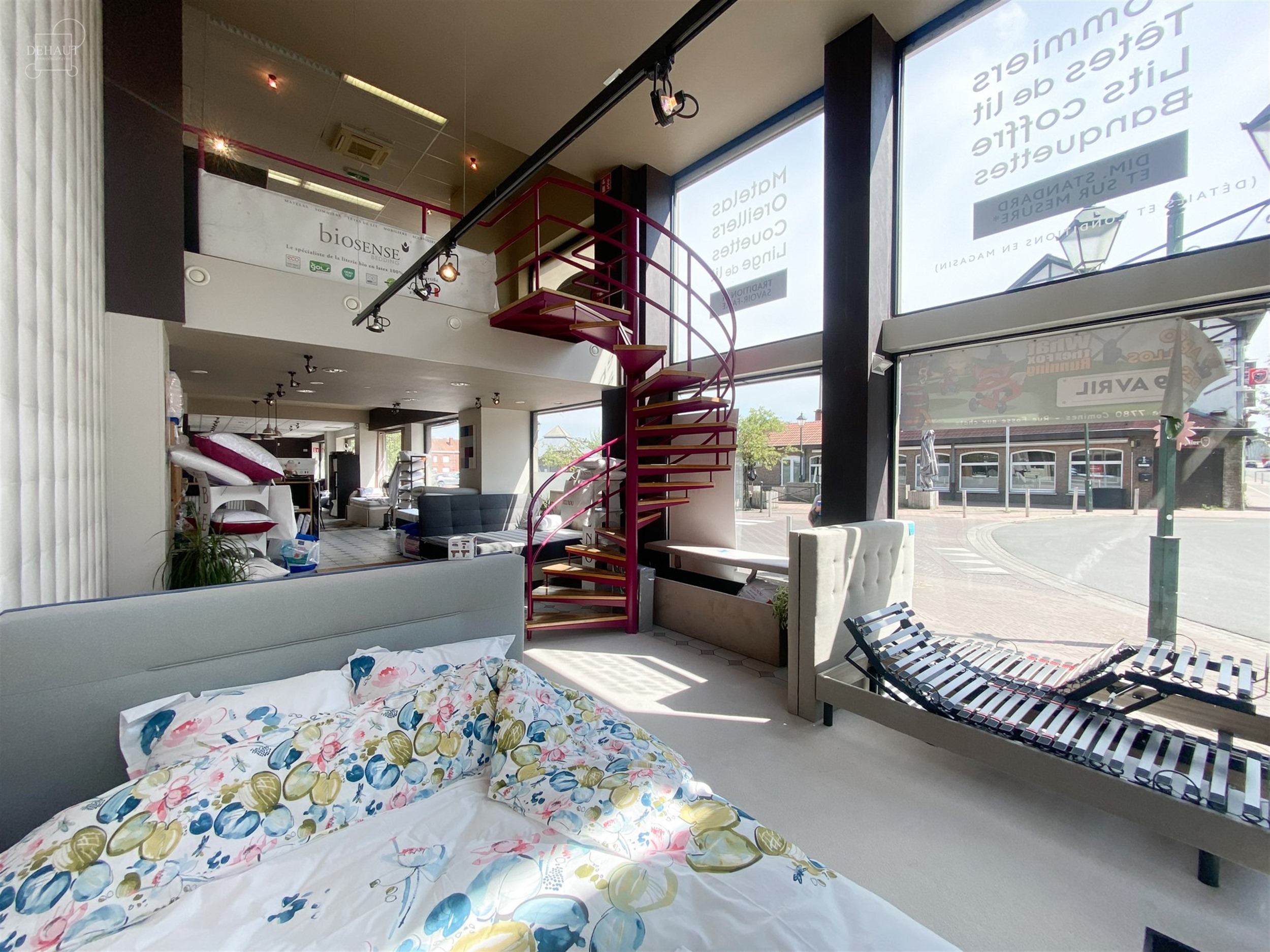 Goed zichtbaar winkelpand, ideaal gelegen in het centrum van Comines. Groot bedrijf van ongeveer 105m² op de begane grond, showroom op de bovenverdie...