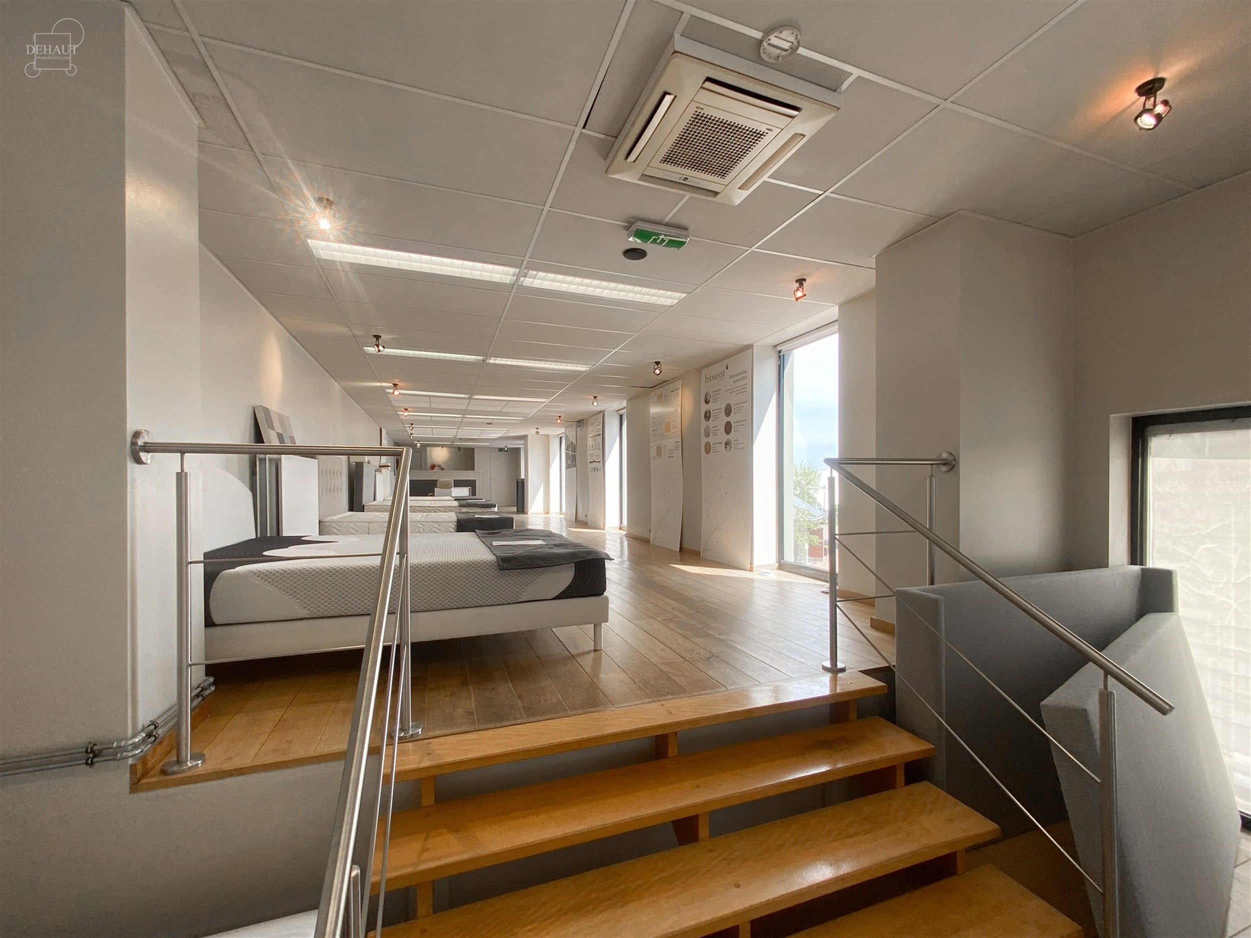 Goed zichtbaar winkelpand, ideaal gelegen in het centrum van Comines. Groot bedrijf van ongeveer 105m² op de begane grond, showroom op de bovenverdie...