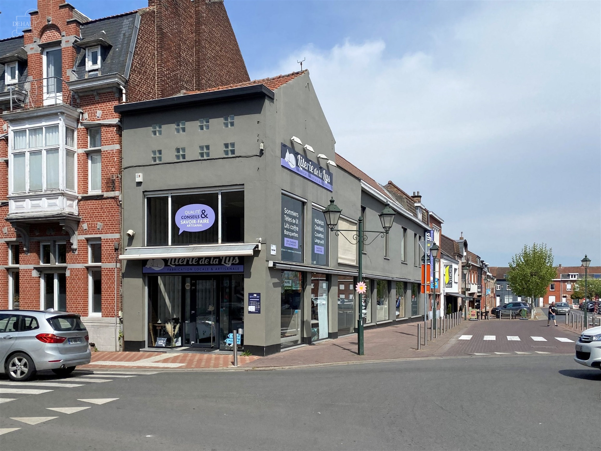 Goed zichtbaar winkelpand, ideaal gelegen in het centrum van Comines. Groot bedrijf van ongeveer 105m² op de begane grond, showroom op de bovenverdie...