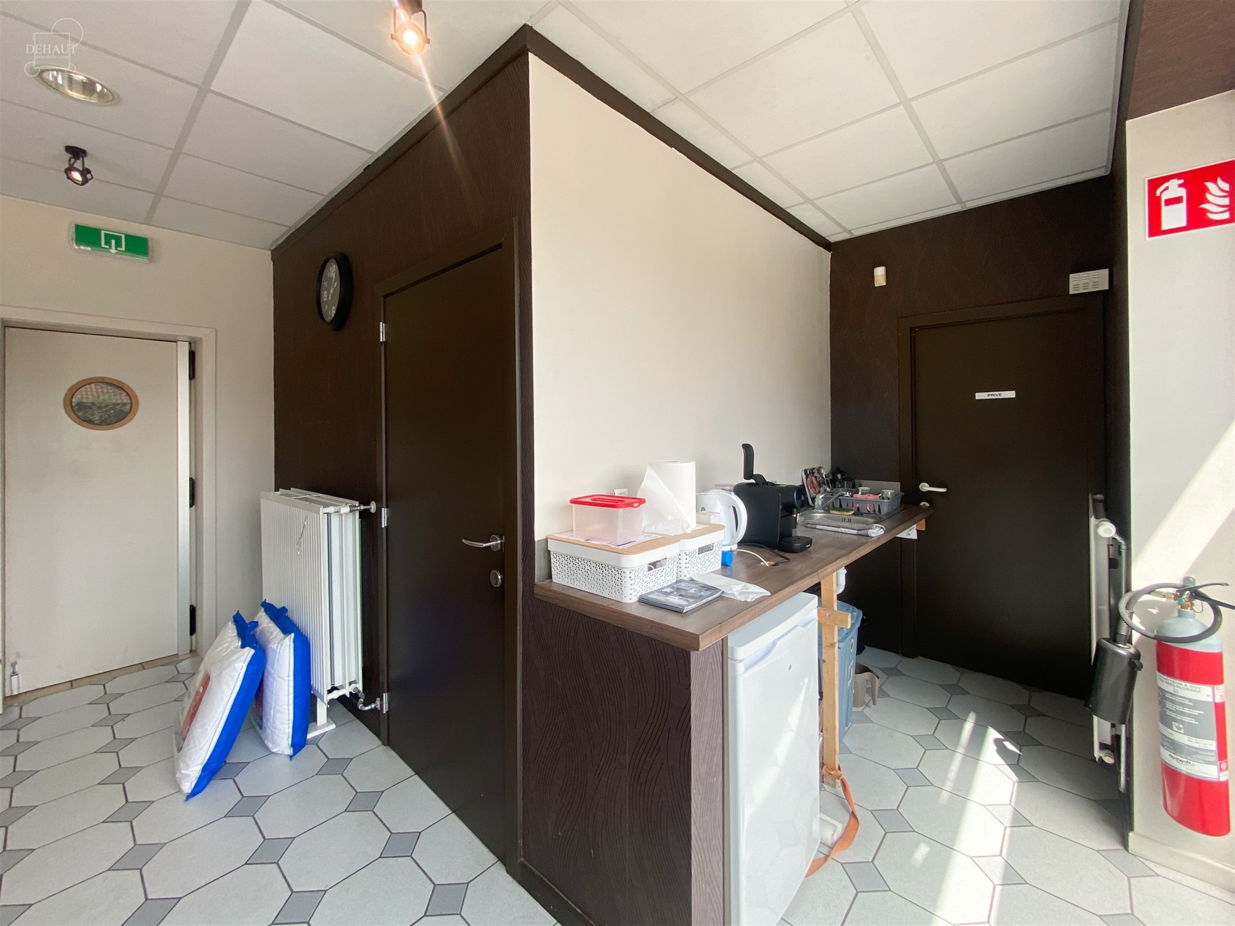Goed zichtbaar winkelpand, ideaal gelegen in het centrum van Comines. Groot bedrijf van ongeveer 105m² op de begane grond, showroom op de bovenverdie...