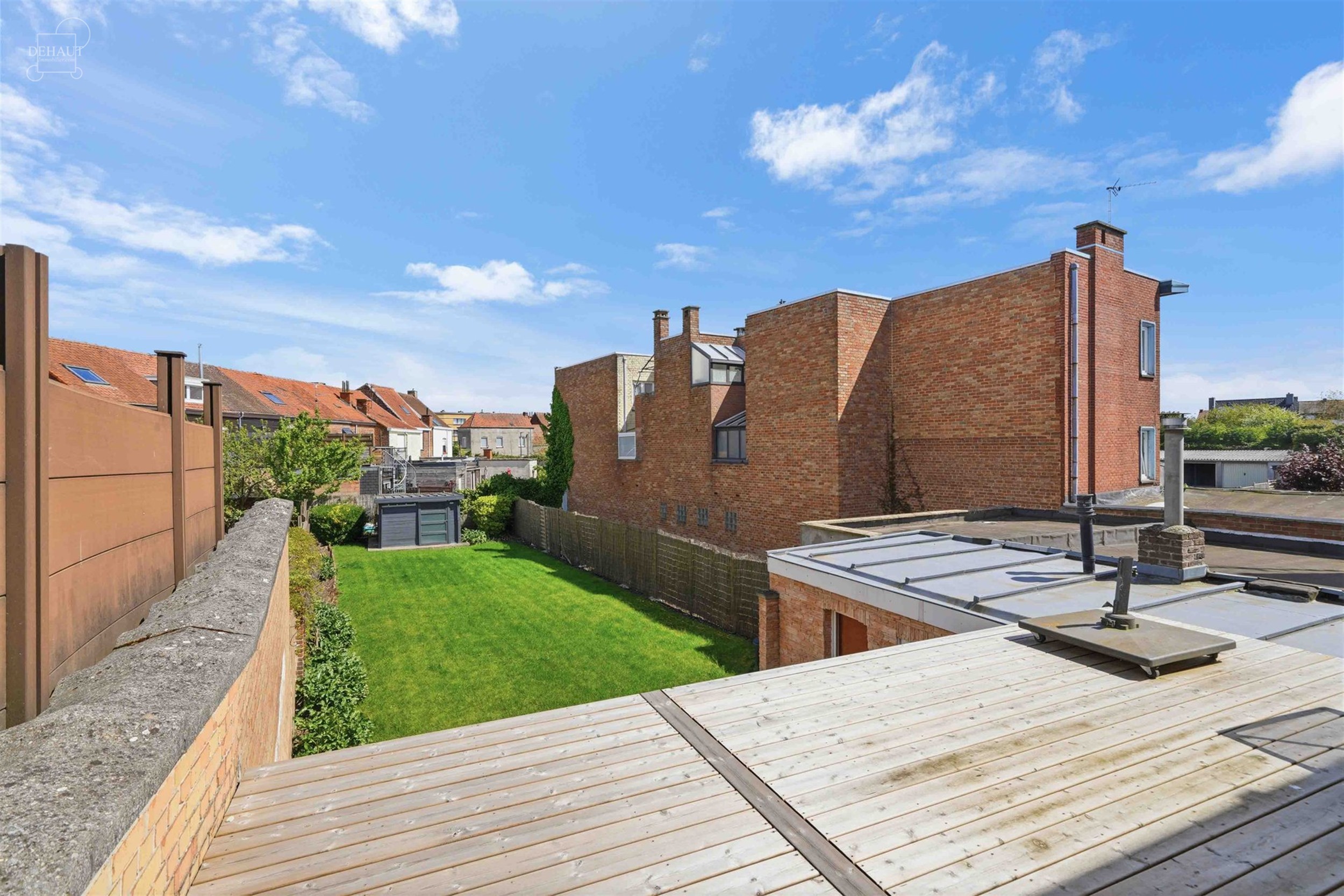 Aantrekkelijk gebouw voor gemengd gebruik, gerenoveerd in 2006, bestaande uit een winkel en een duplexwoning.
De begane grond bestaat uit een kapsalo...