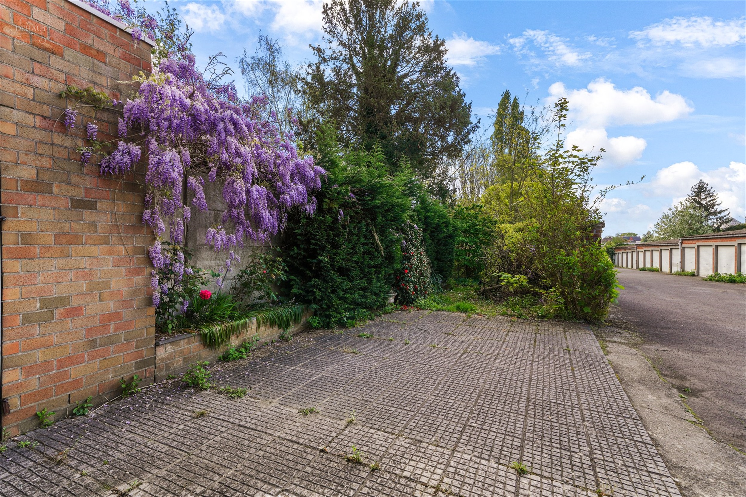 Aantrekkelijk, ruim appartement vlakbij het stadscentrum, met garage en tuin.
Begane grond: hal, bijkeuken, kelder en garage. Eerste verdieping: grot...