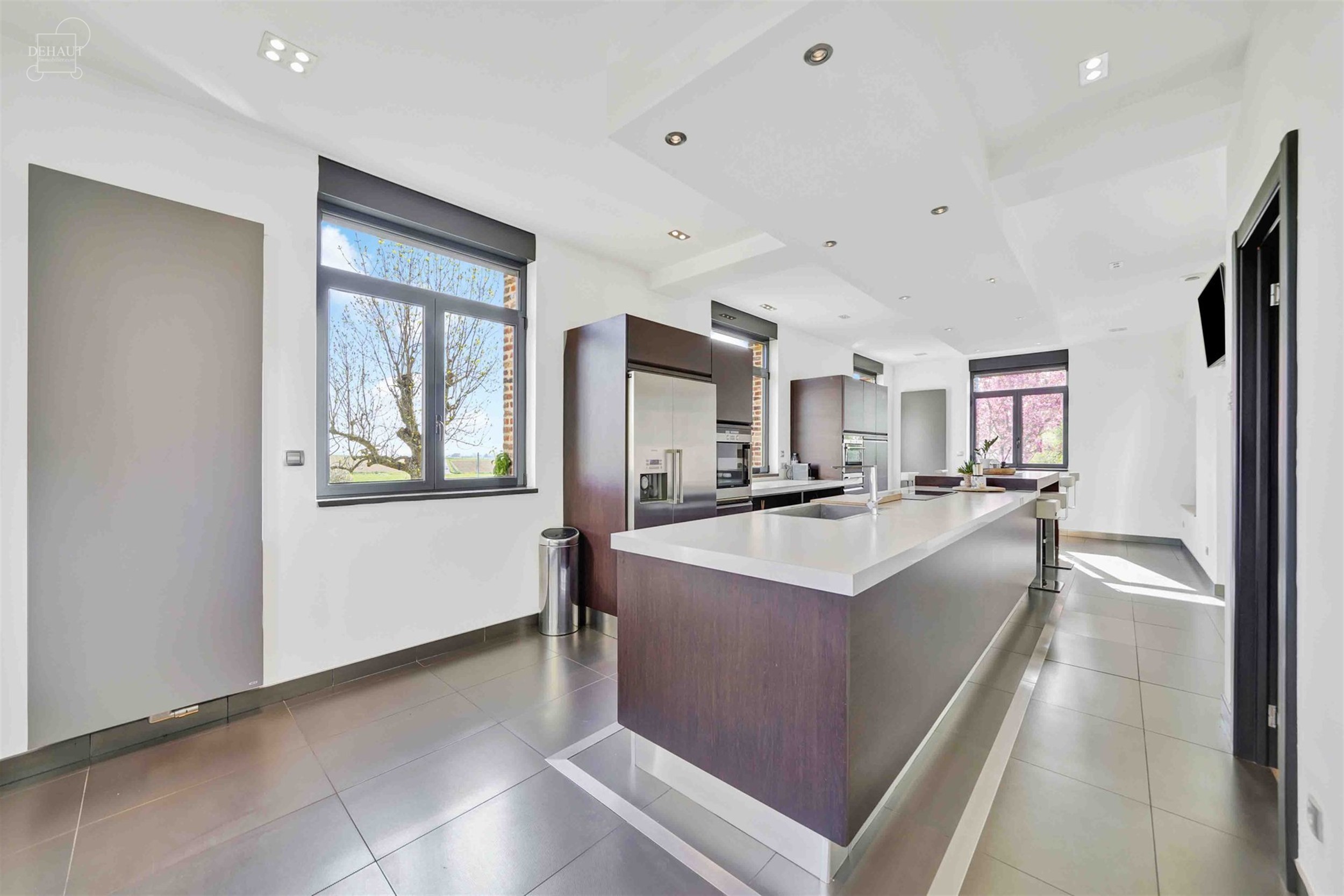 Luxueux corps de ferme bénéficiant d'un cadre d'exception et de volumes remarquables. Cette belle rénovation se distingue par son espace bien-être...