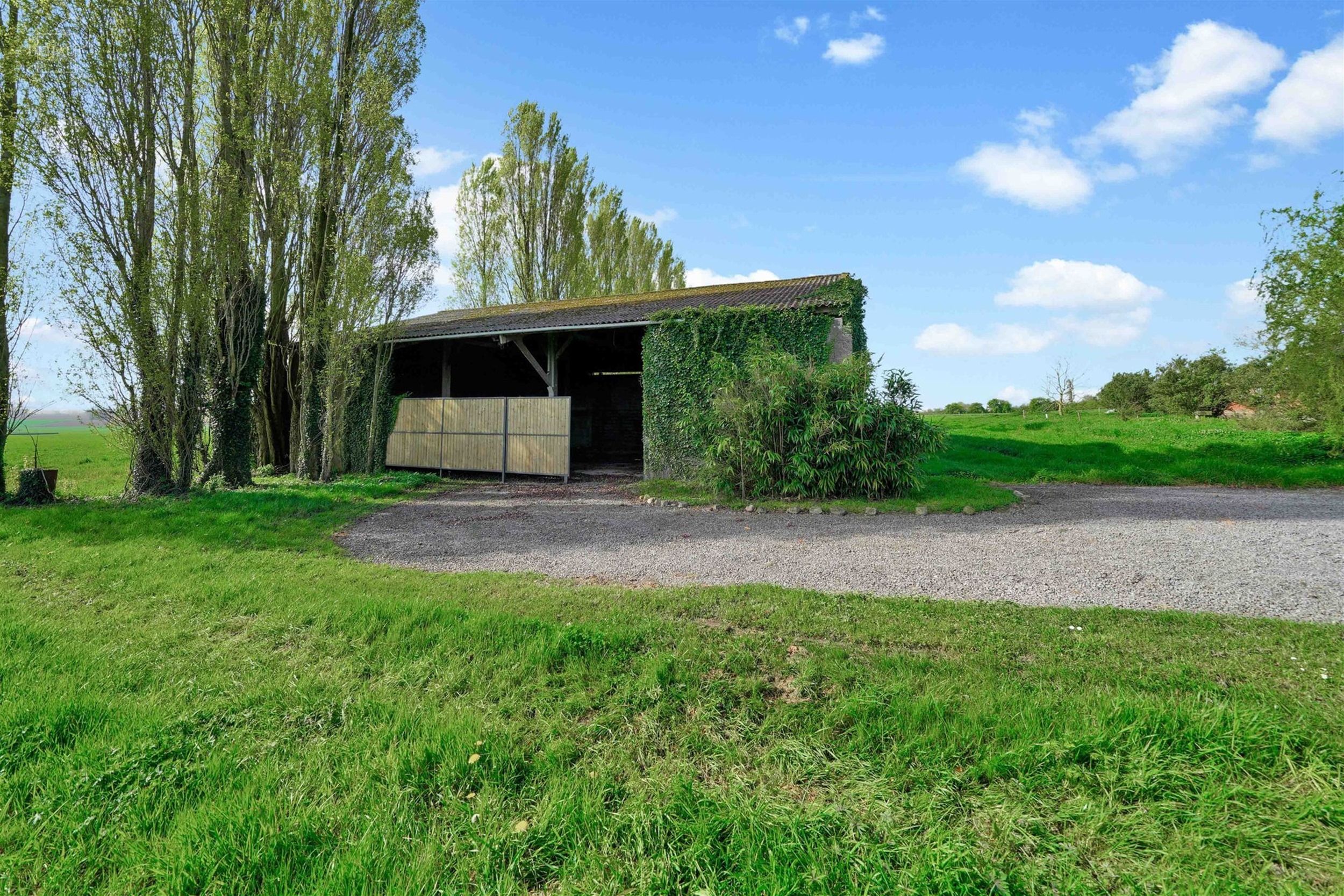 Luxueux corps de ferme bénéficiant d'un cadre d'exception et de volumes remarquables. Cette belle rénovation se distingue par son espace bien-être...