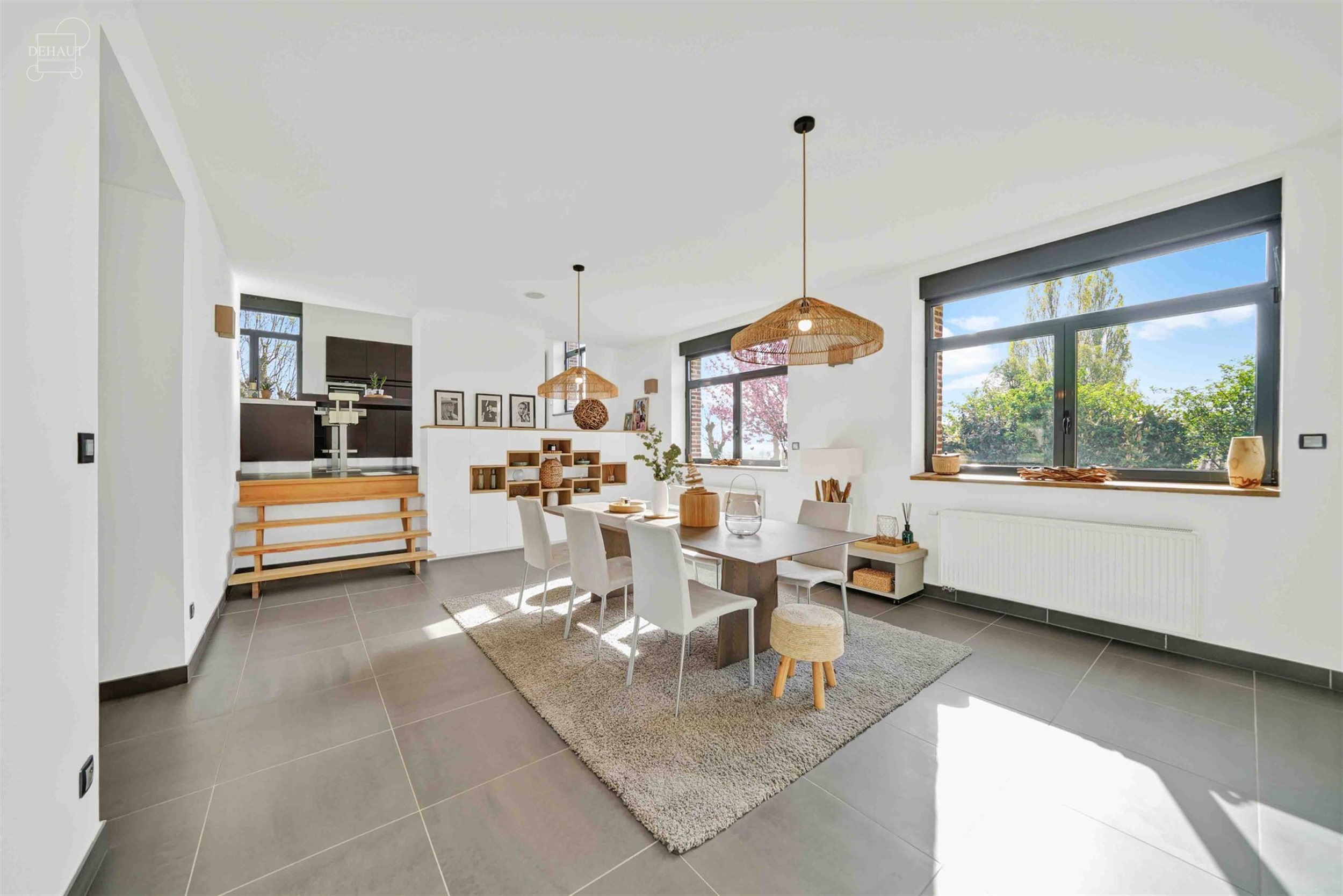 Luxueux corps de ferme bénéficiant d'un cadre d'exception et de volumes remarquables. Cette belle rénovation se distingue par son espace bien-être...