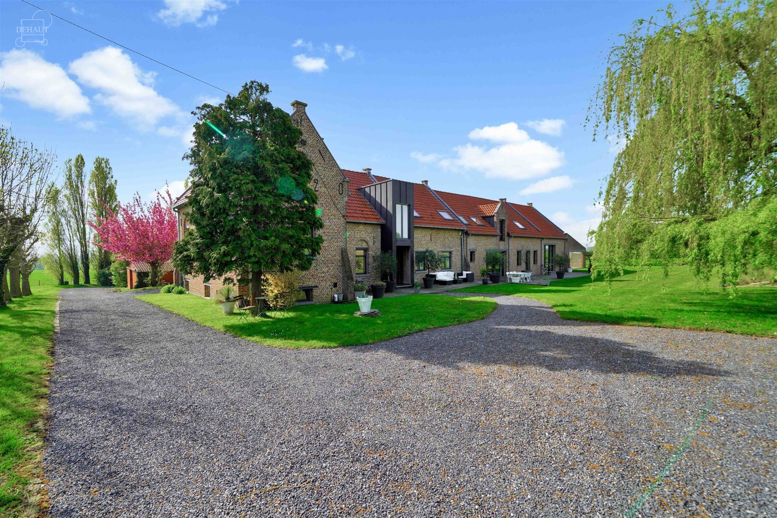 Luxueux corps de ferme bénéficiant d'un cadre d'exception et de volumes remarquables. Cette belle rénovation se distingue par son espace bien-être...