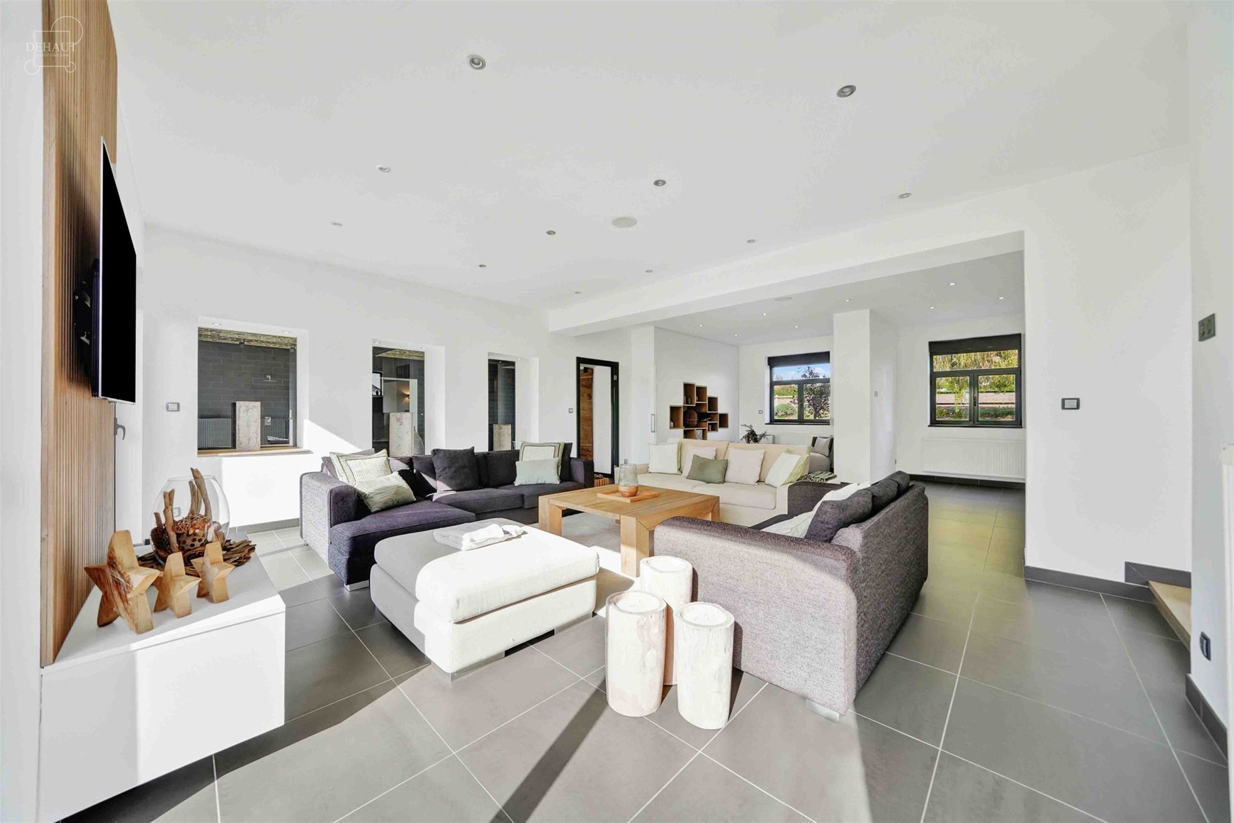 Luxueux corps de ferme bénéficiant d'un cadre d'exception et de volumes remarquables. Cette belle rénovation se distingue par son espace bien-être...