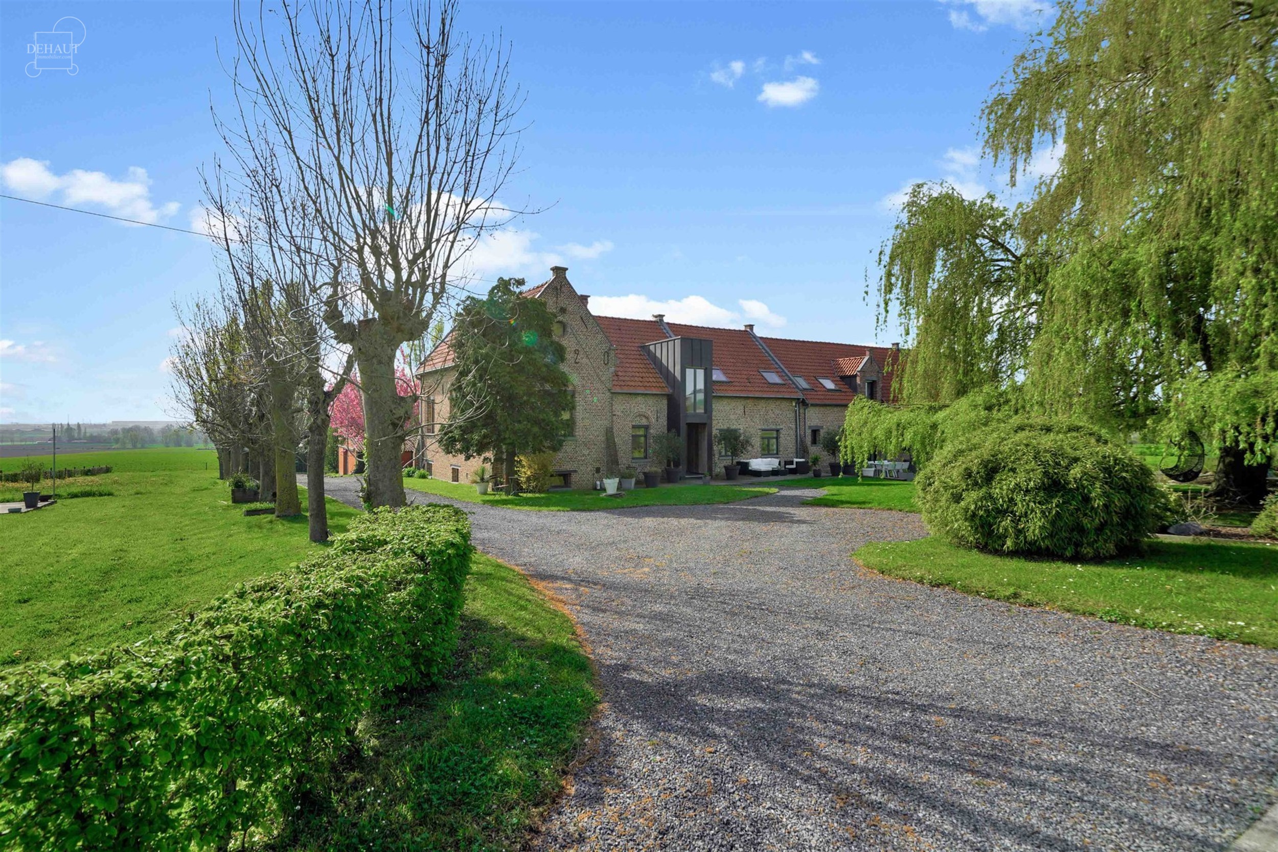 Luxueux corps de ferme bénéficiant d'un cadre d'exception et de volumes remarquables. Cette belle rénovation se distingue par son espace bien-être...