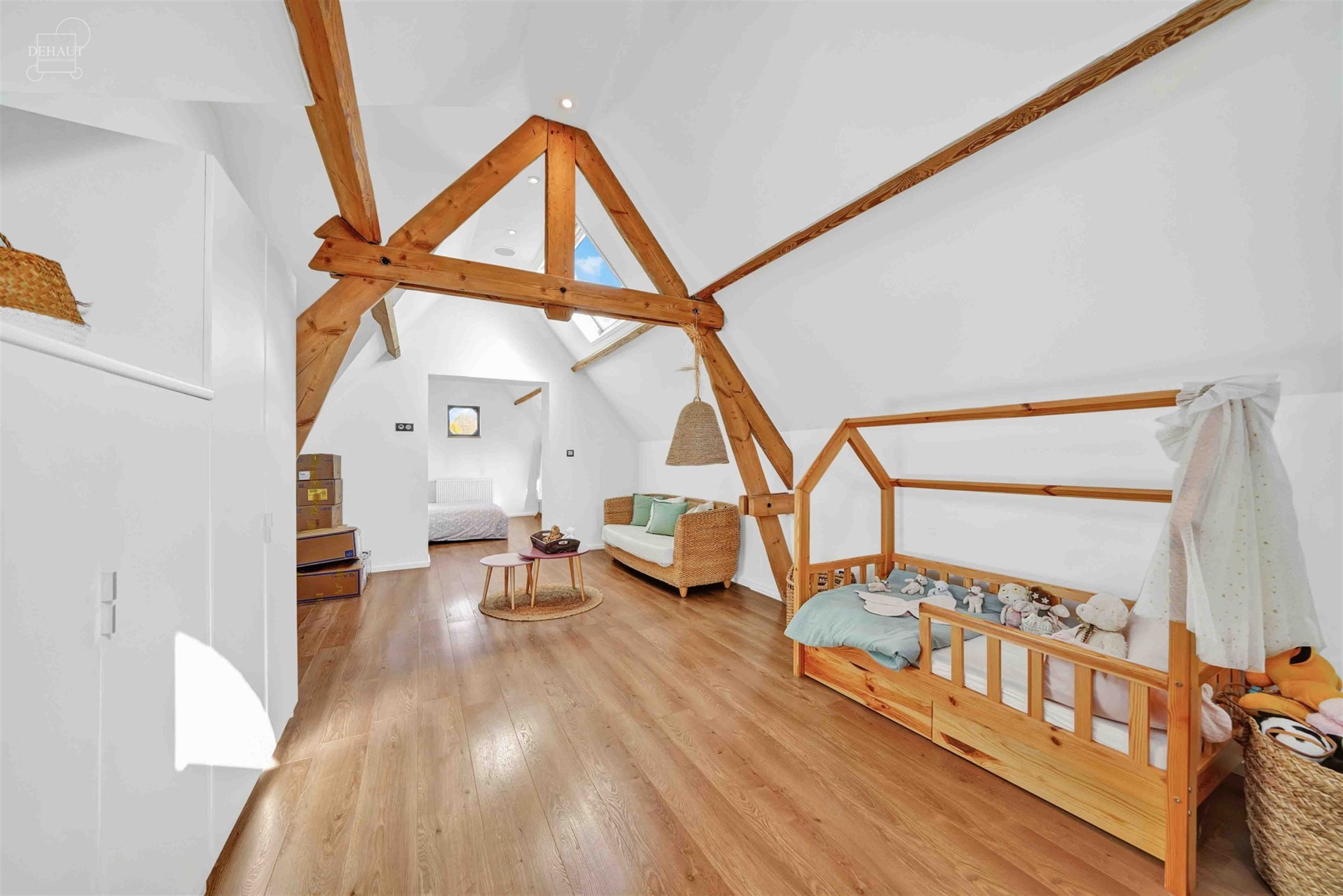 Luxueux corps de ferme bénéficiant d'un cadre d'exception et de volumes remarquables. Cette belle rénovation se distingue par son espace bien-être...