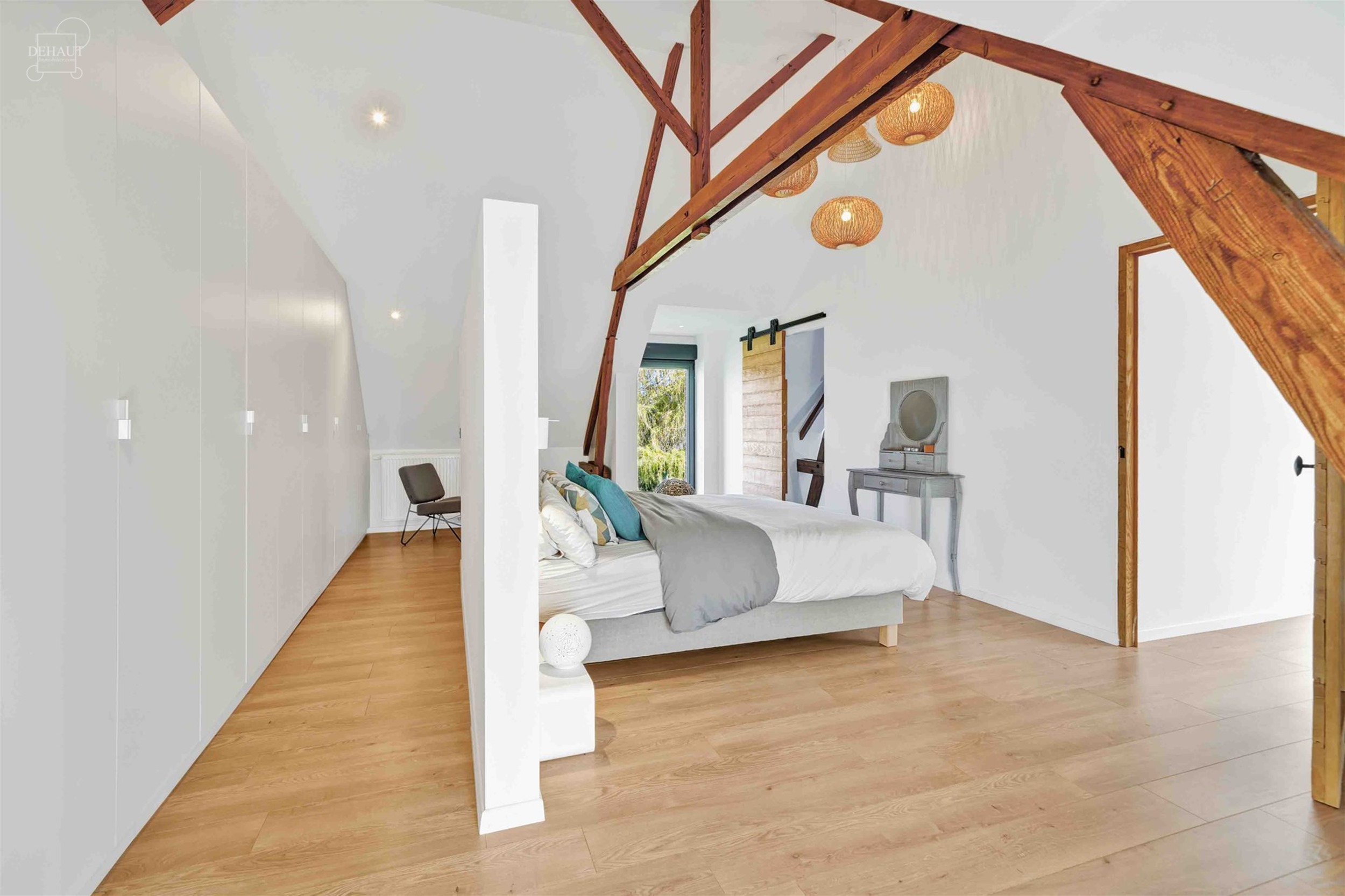 Luxueux corps de ferme bénéficiant d'un cadre d'exception et de volumes remarquables. Cette belle rénovation se distingue par son espace bien-être...