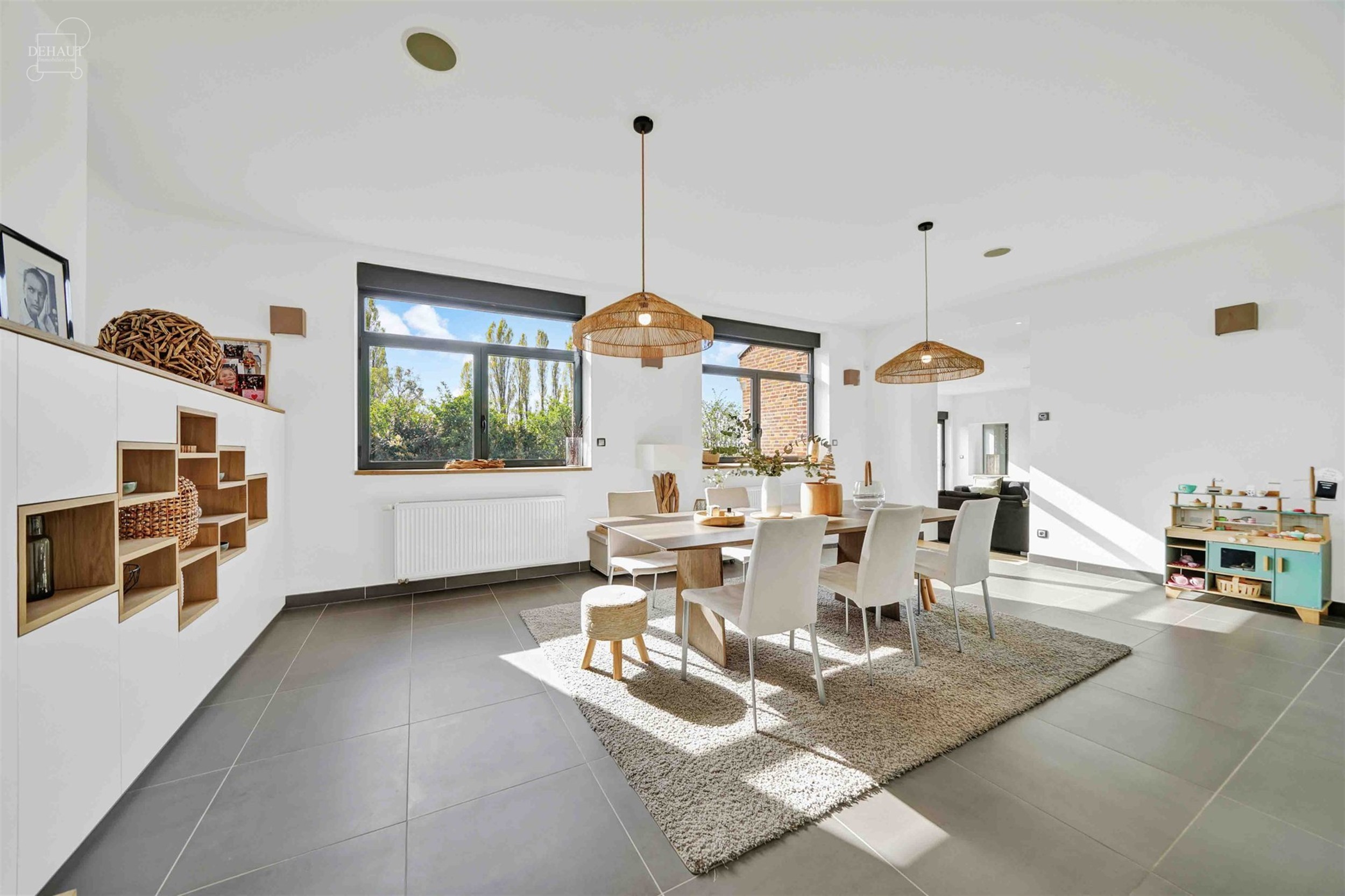 Luxueux corps de ferme bénéficiant d'un cadre d'exception et de volumes remarquables. Cette belle rénovation se distingue par son espace bien-être...