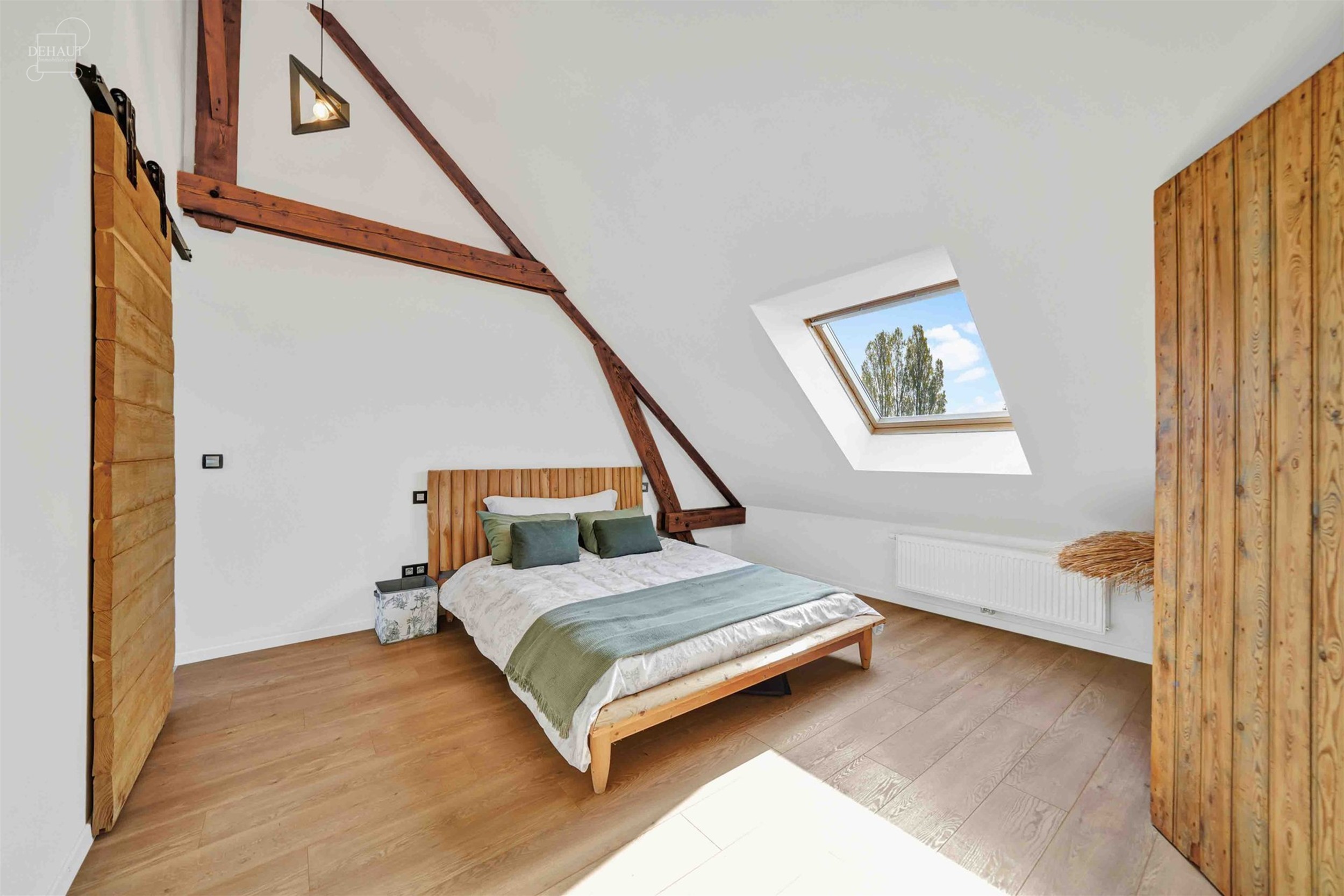 Luxueux corps de ferme bénéficiant d'un cadre d'exception et de volumes remarquables. Cette belle rénovation se distingue par son espace bien-être...