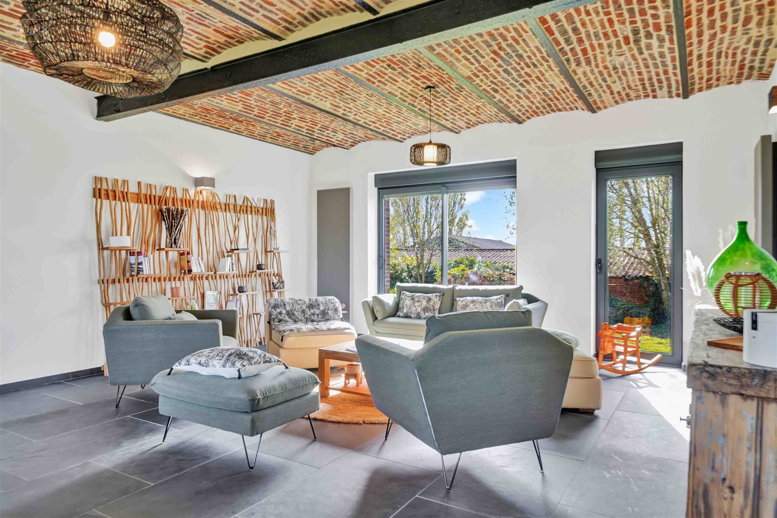 Luxueux corps de ferme bénéficiant d'un cadre d'exception et de volumes remarquables. Cette belle rénovation se distingue par son espace bien-être...