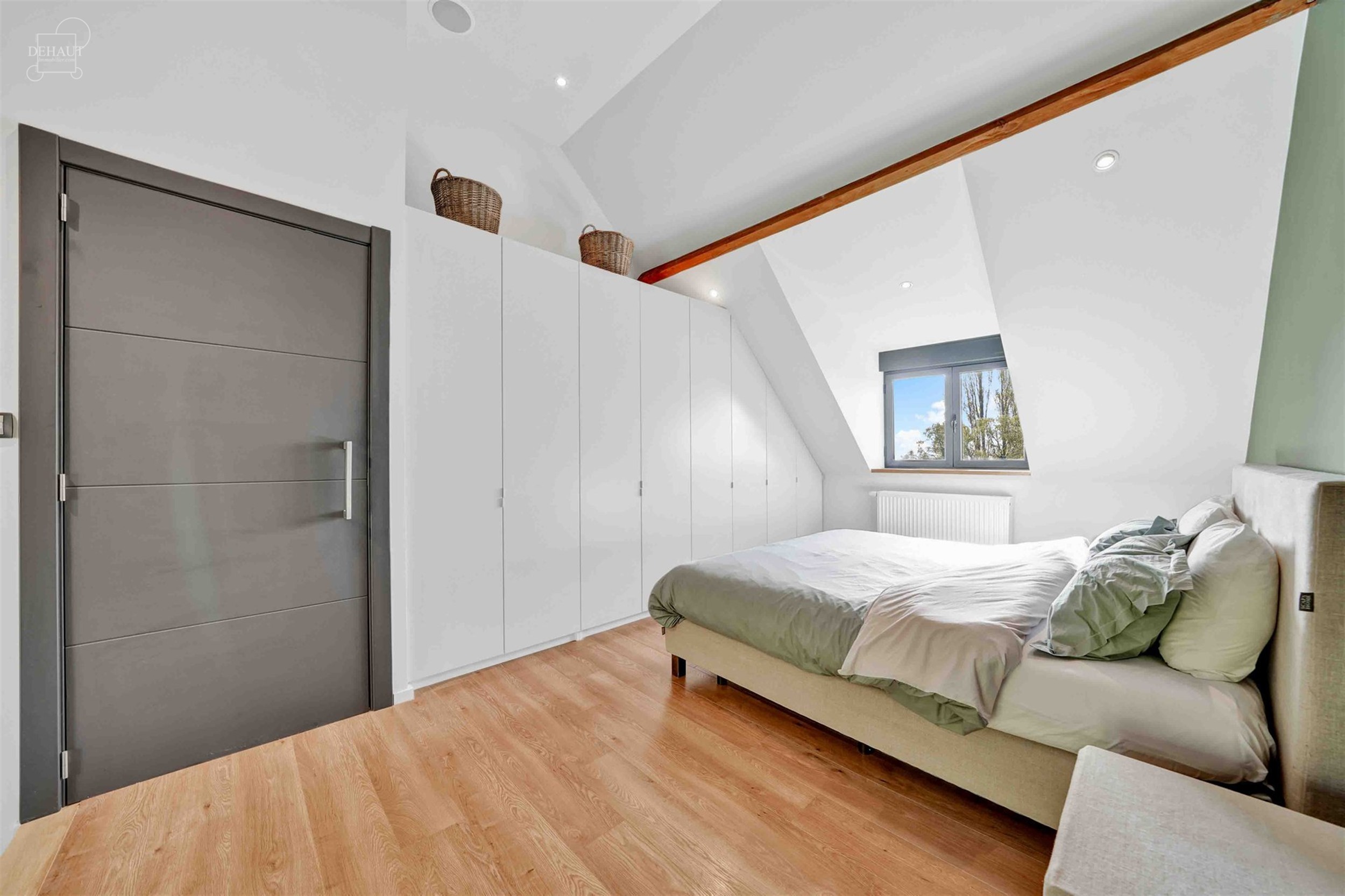 Luxueux corps de ferme bénéficiant d'un cadre d'exception et de volumes remarquables. Cette belle rénovation se distingue par son espace bien-être...