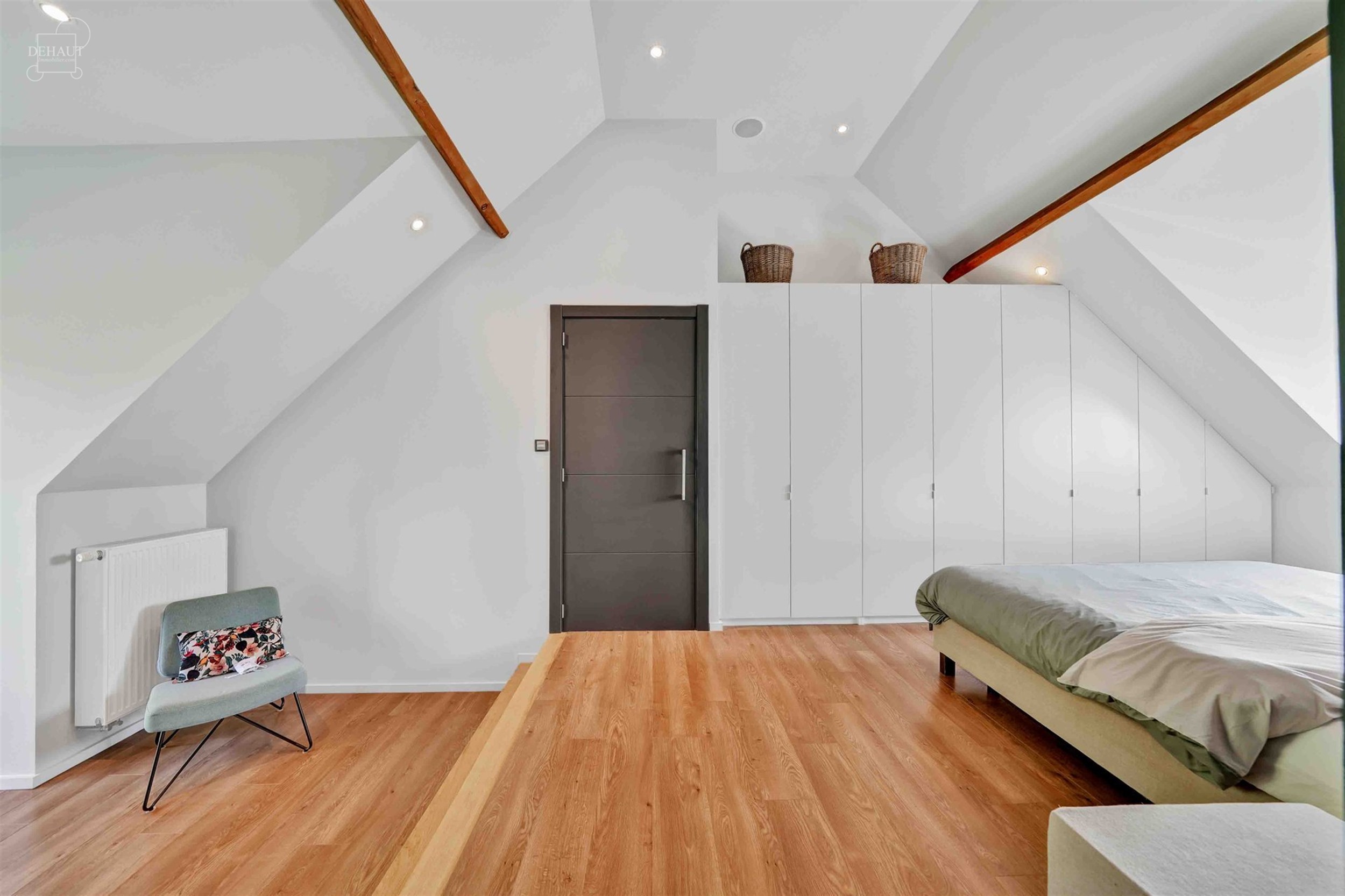 Luxueux corps de ferme bénéficiant d'un cadre d'exception et de volumes remarquables. Cette belle rénovation se distingue par son espace bien-être...