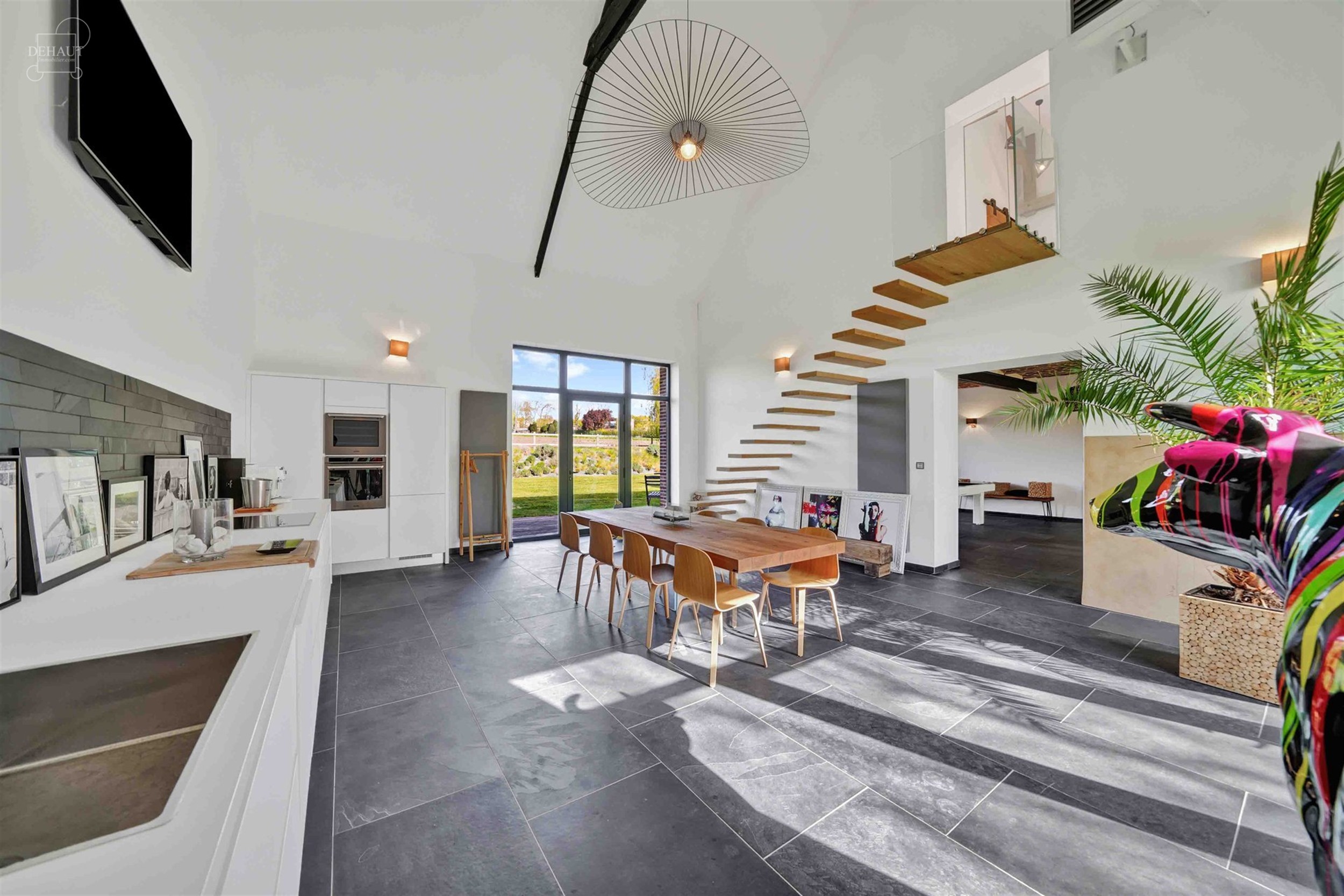 Luxueux corps de ferme bénéficiant d'un cadre d'exception et de volumes remarquables. Cette belle rénovation se distingue par son espace bien-être...