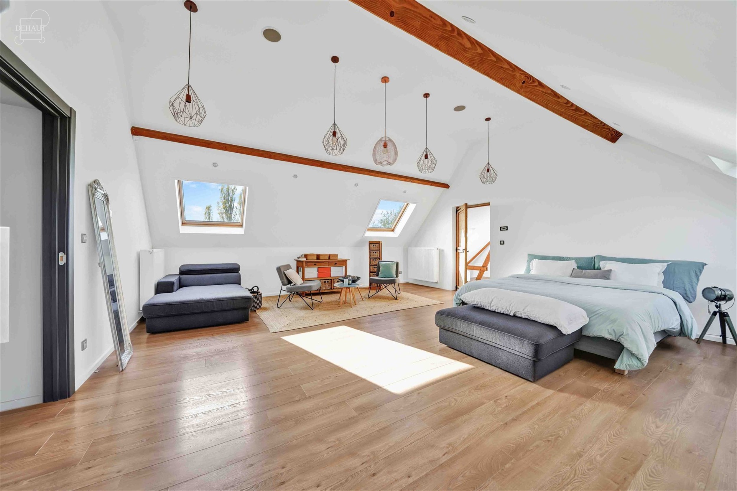 Luxueux corps de ferme bénéficiant d'un cadre d'exception et de volumes remarquables. Cette belle rénovation se distingue par son espace bien-être...