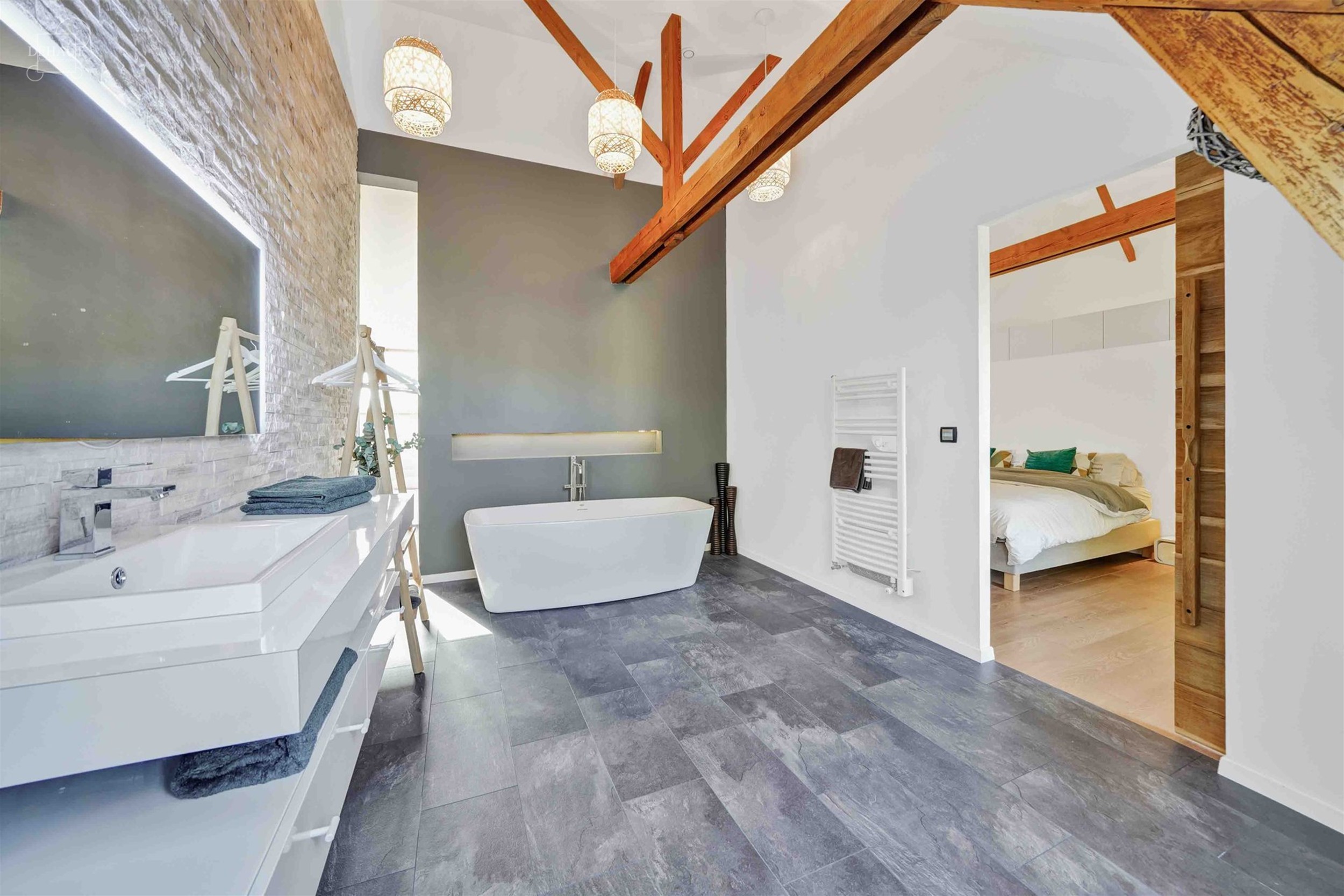 Luxueux corps de ferme bénéficiant d'un cadre d'exception et de volumes remarquables. Cette belle rénovation se distingue par son espace bien-être...