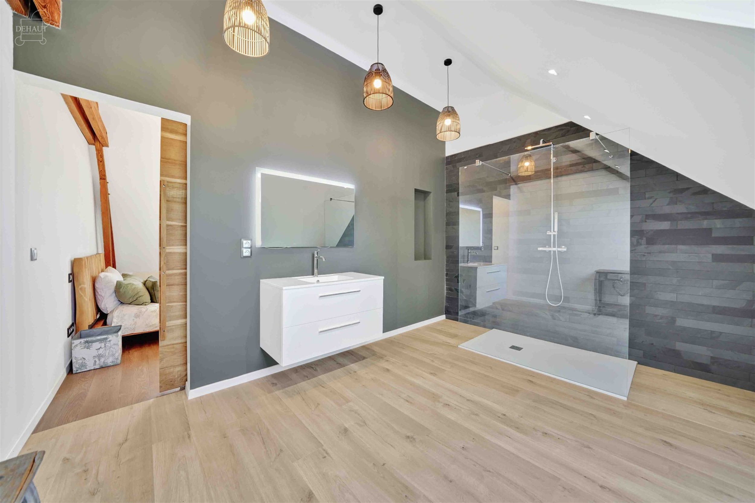 Luxueux corps de ferme bénéficiant d'un cadre d'exception et de volumes remarquables. Cette belle rénovation se distingue par son espace bien-être...