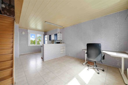 Maison bel-étage à parachever disposant d'un garage d'env. 55m², un espace de vie ouvert avec cuisine, un plateau brut à aménager et un grenier d...