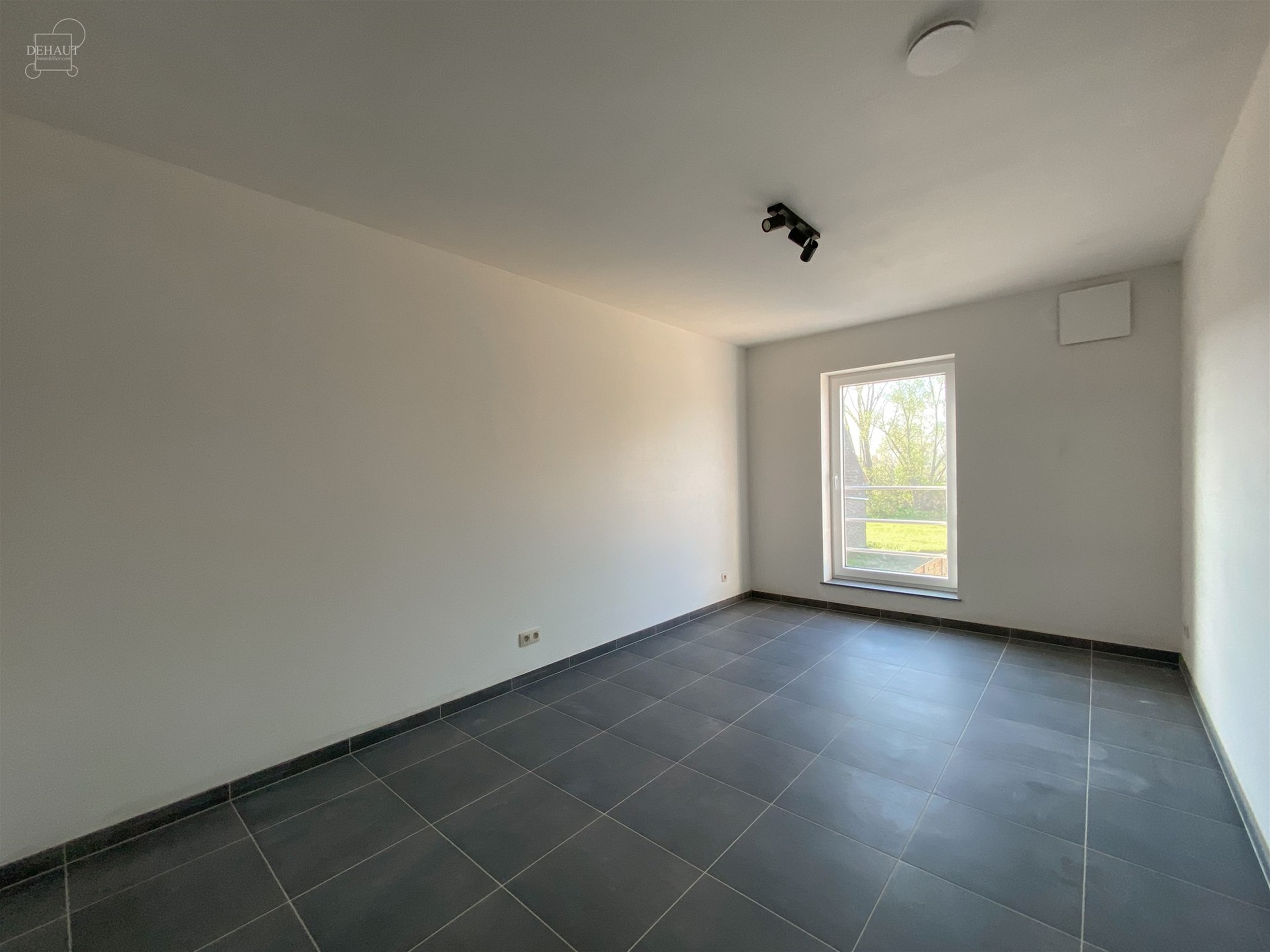 Schitterend nieuw semi-individueel gebouw bestaande uit een inkomhal, een woonkamer die uitgeeft op een ingerichte keuken, een bijkeuken, twee toilett...