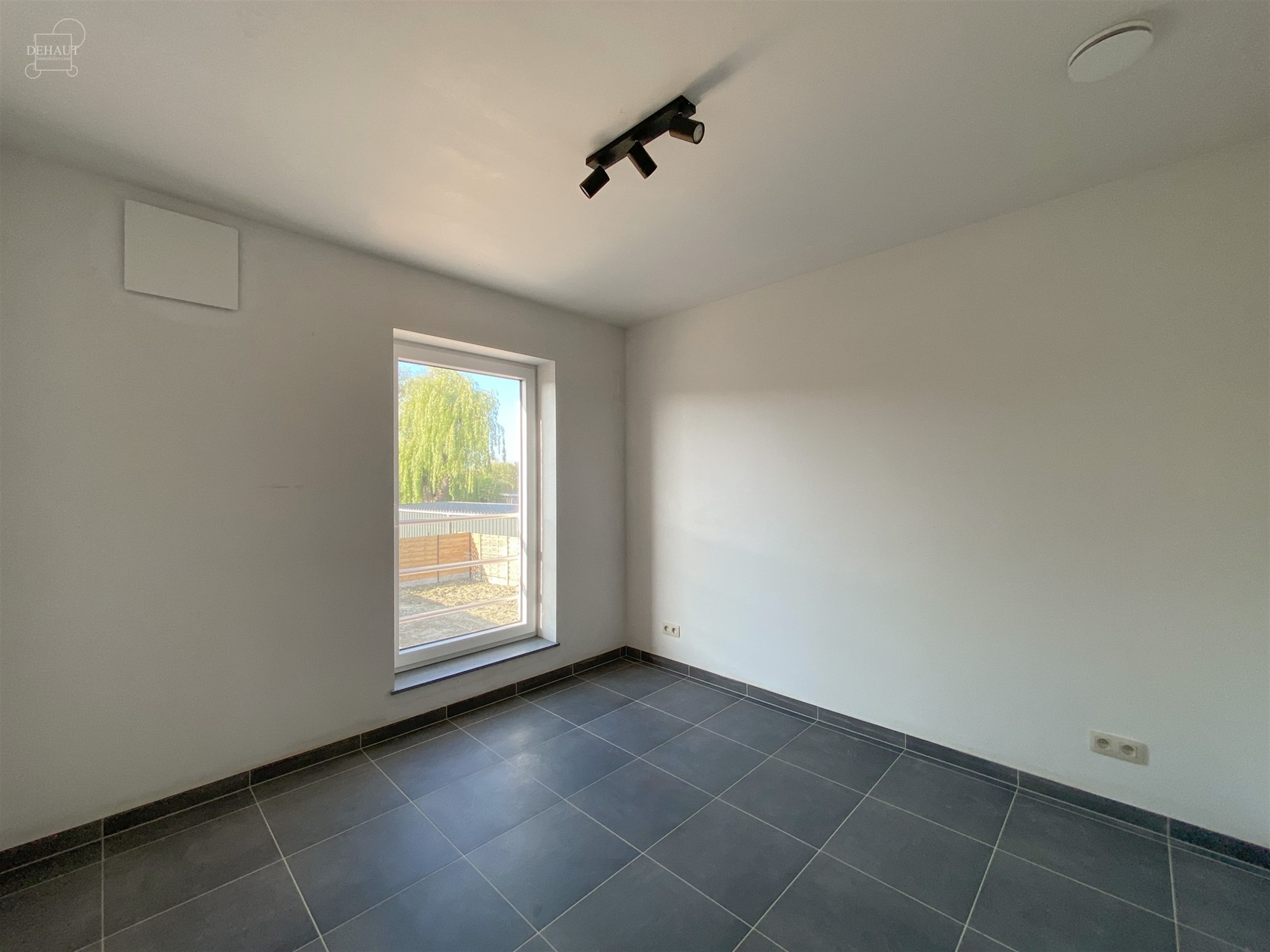 Schitterend nieuw semi-individueel gebouw bestaande uit een inkomhal, een woonkamer die uitgeeft op een ingerichte keuken, een bijkeuken, twee toilett...