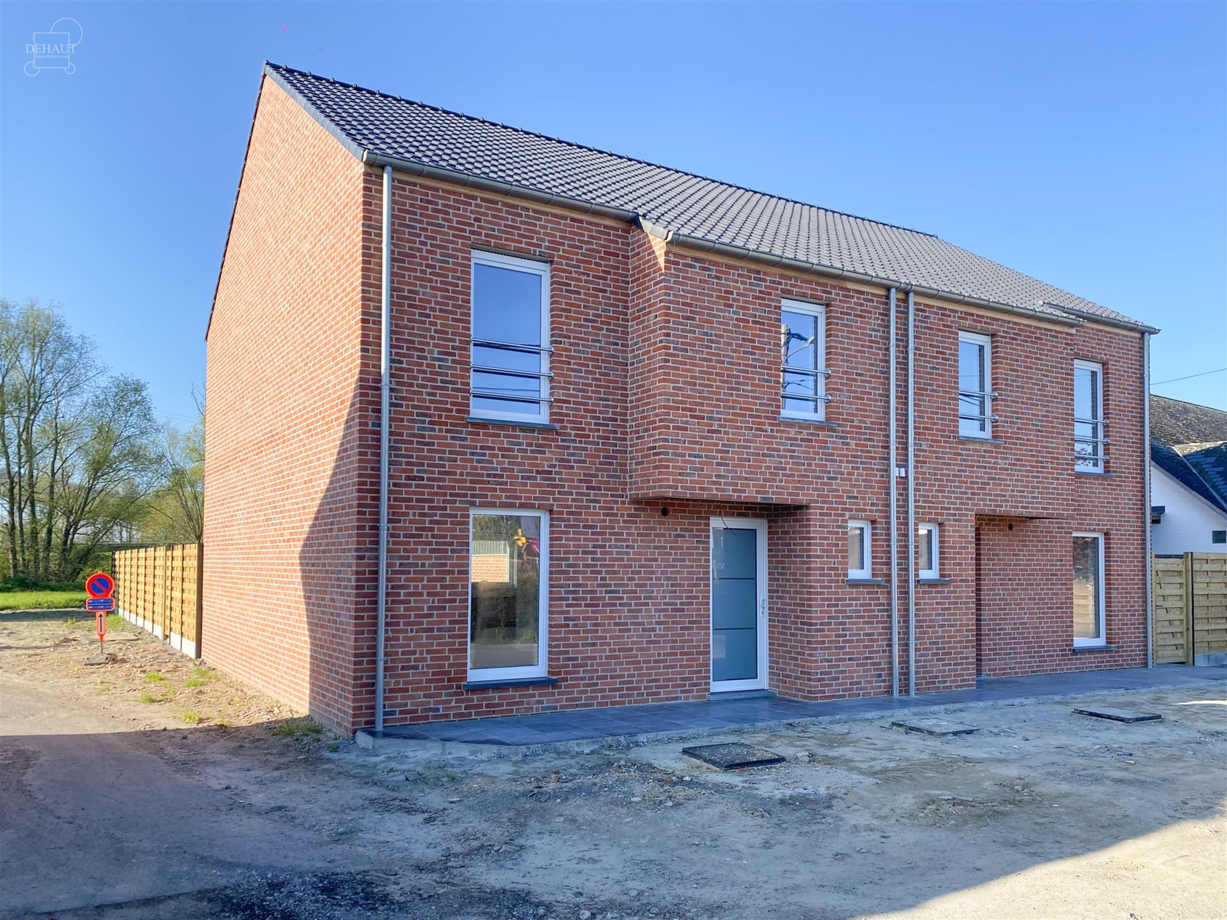 Schitterend nieuw semi-individueel gebouw bestaande uit een inkomhal, een woonkamer die uitgeeft op een ingerichte keuken, een bijkeuken, twee toilett...