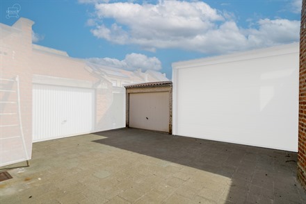 Garage avec porte manuelle d'environ 19m² situé sur la place de PLOEGSTEERT. Accessible via une cour avec portail motorisé à digicode. 

...