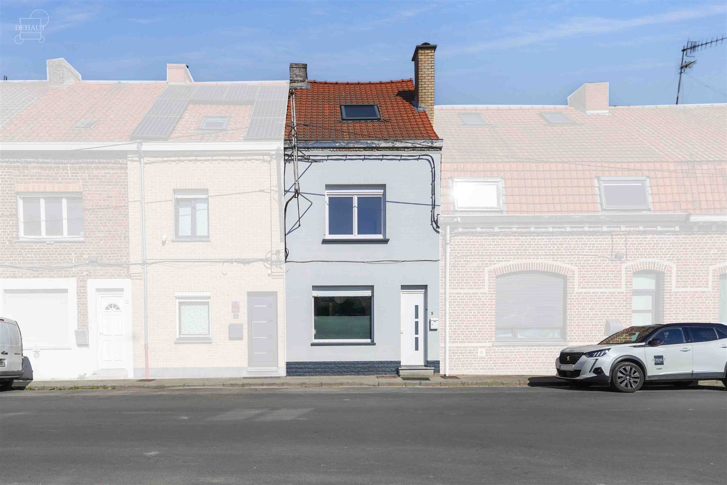 Jolie maison de ville avec garage par accès arrière située au calme. Comprend un hall d'entrée desservant un salon, une salle à manger, une cuisi...