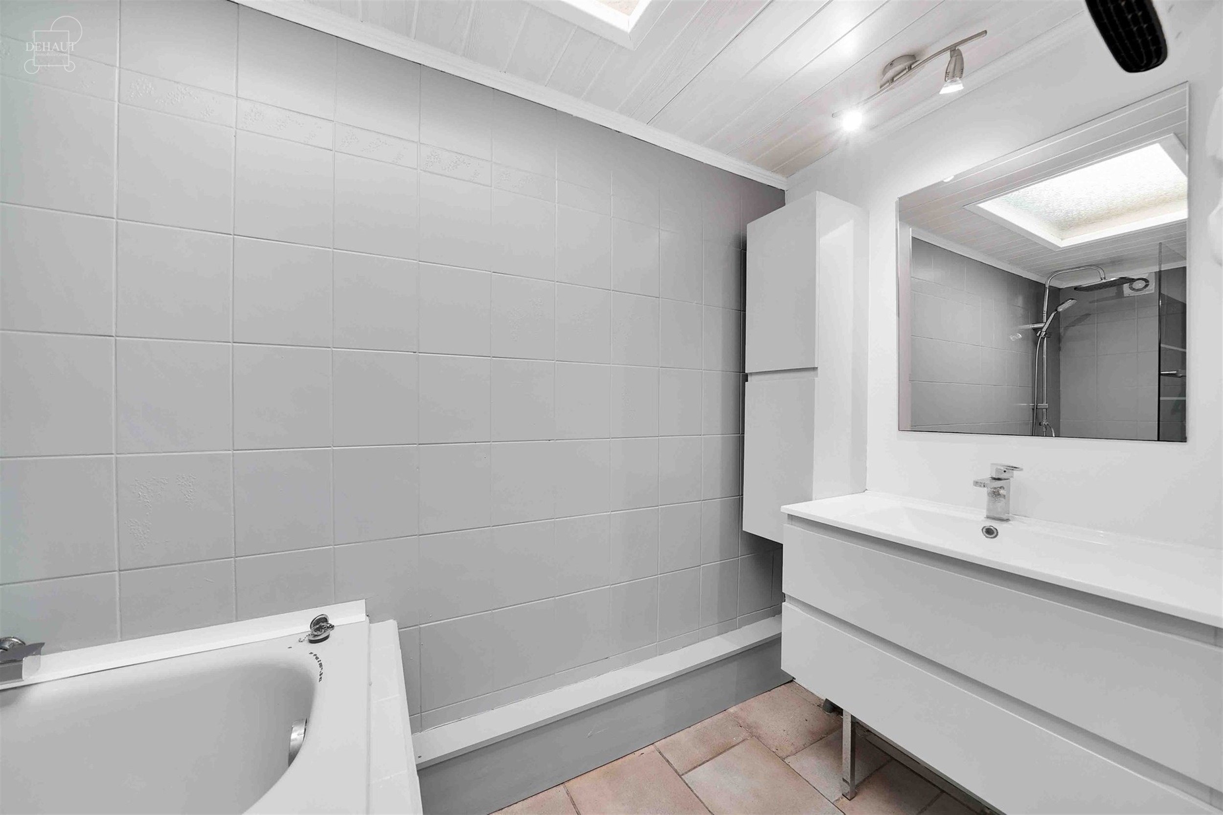 Jolie maison de ville avec garage par accès arrière située au calme. Comprend un hall d'entrée desservant un salon, une salle à manger, une cuisi...