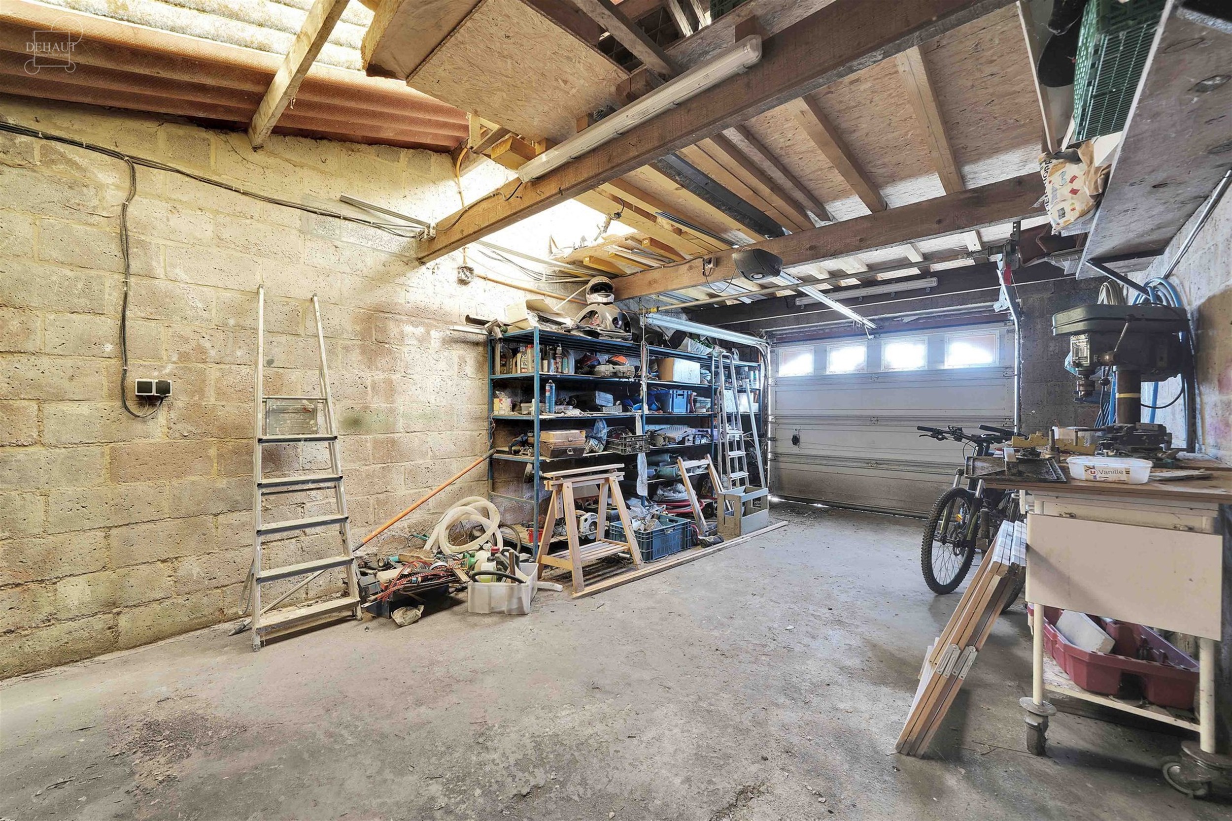Jolie maison de ville avec garage par accès arrière située au calme. Comprend un hall d'entrée desservant un salon, une salle à manger, une cuisi...