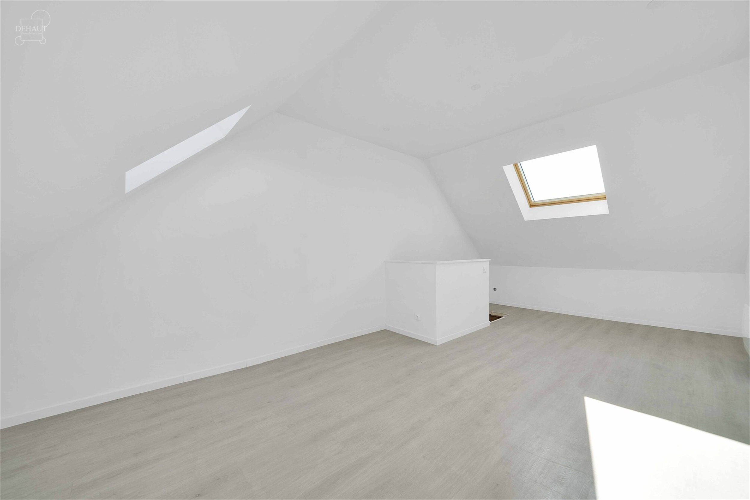 Jolie maison de ville avec garage par accès arrière située au calme. Comprend un hall d'entrée desservant un salon, une salle à manger, une cuisi...