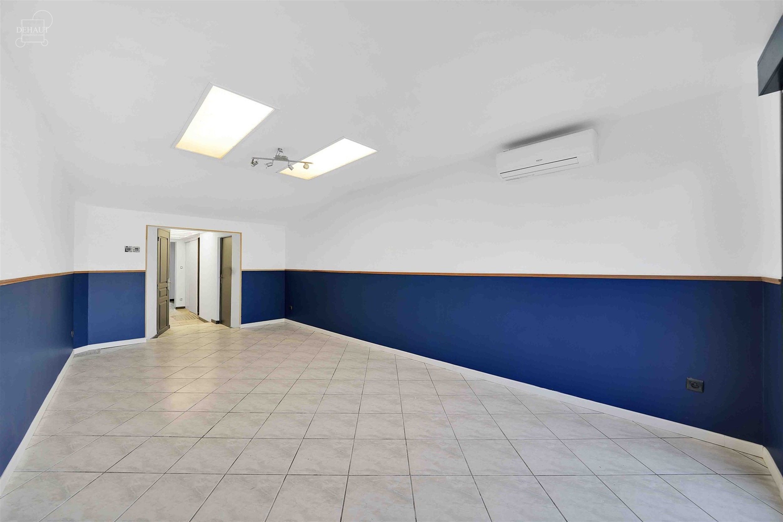 Jolie maison de ville avec garage par accès arrière située au calme. Comprend un hall d'entrée desservant un salon, une salle à manger, une cuisi...