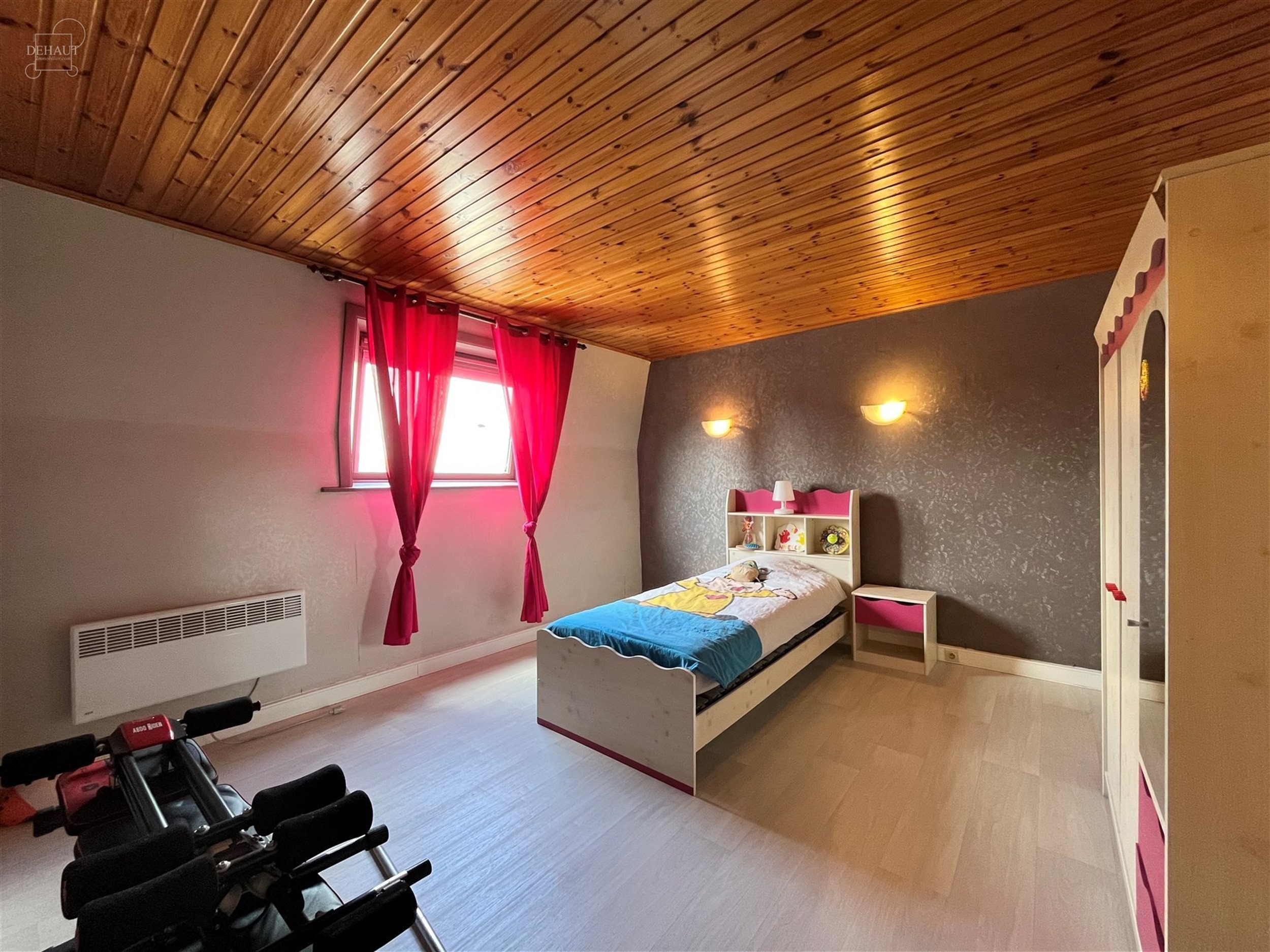 Halfvrijstaand huis bestaande uit een inkomhal, een woonkamer, een ingerichte keuken, een bijkeuken, een badkamer, twee slaapkamers en een betegeld te...