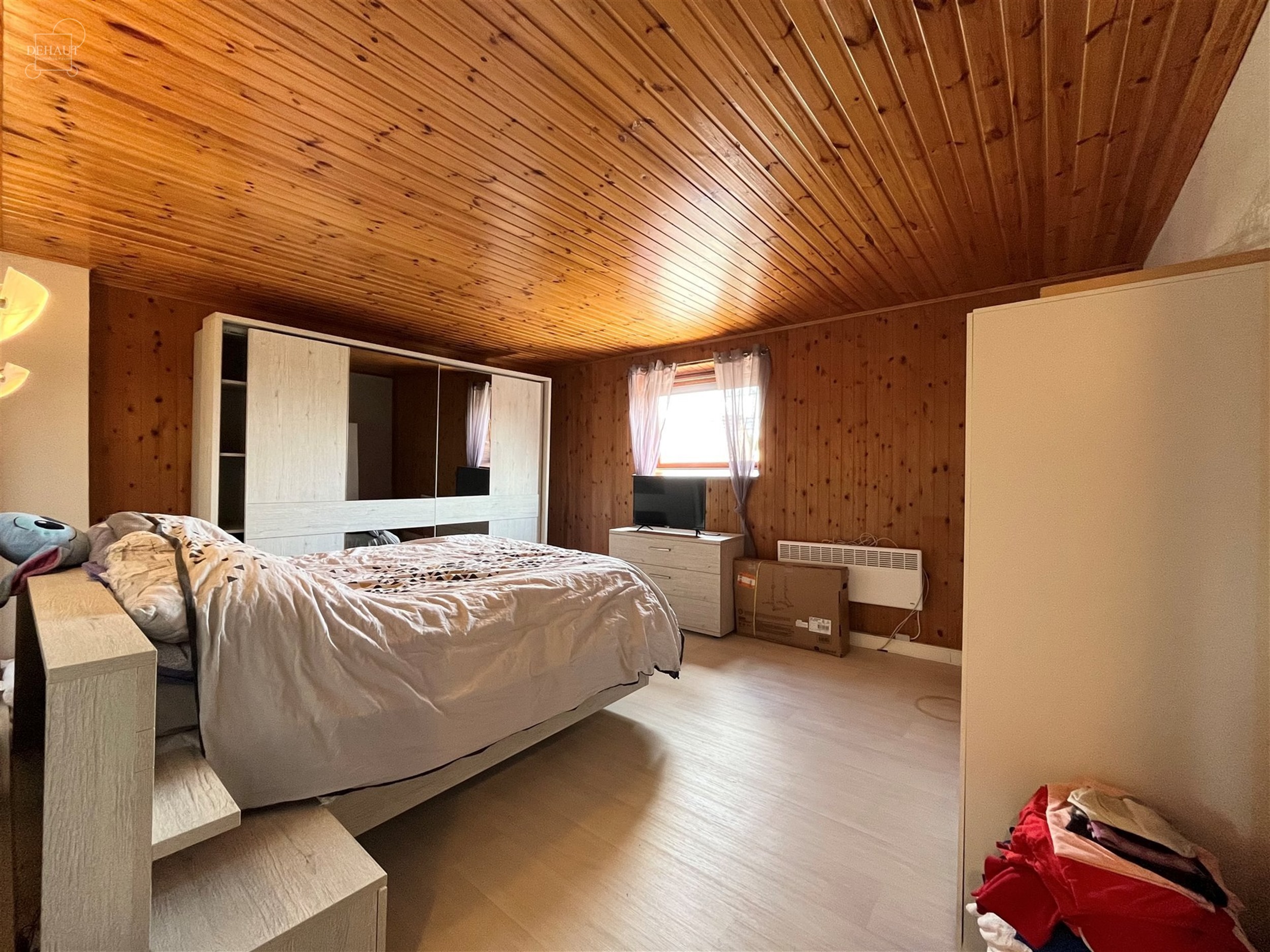 Halfvrijstaand huis bestaande uit een inkomhal, een woonkamer, een ingerichte keuken, een bijkeuken, een badkamer, twee slaapkamers en een betegeld te...
