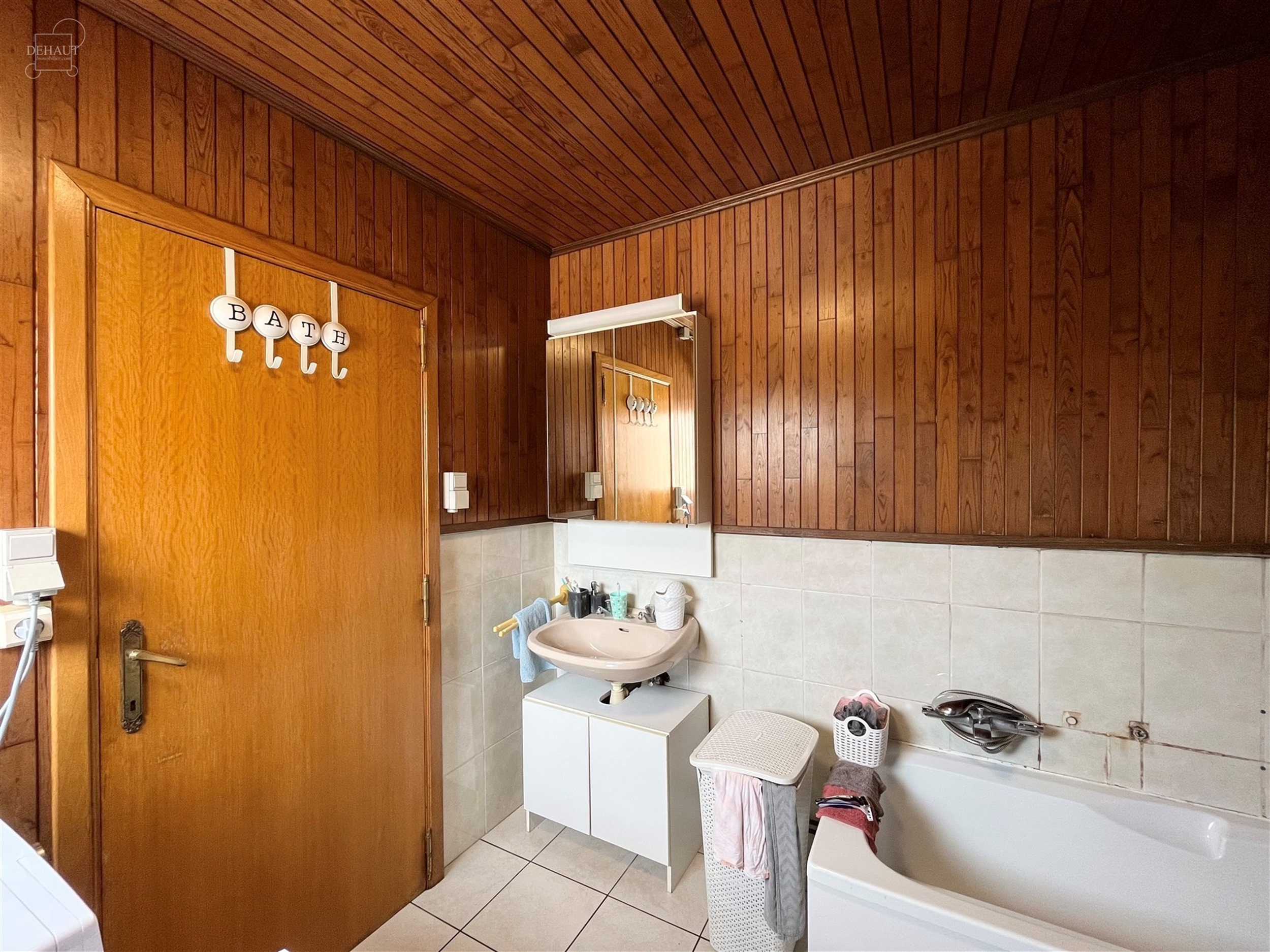 Halfvrijstaand huis bestaande uit een inkomhal, een woonkamer, een ingerichte keuken, een bijkeuken, een badkamer, twee slaapkamers en een betegeld te...