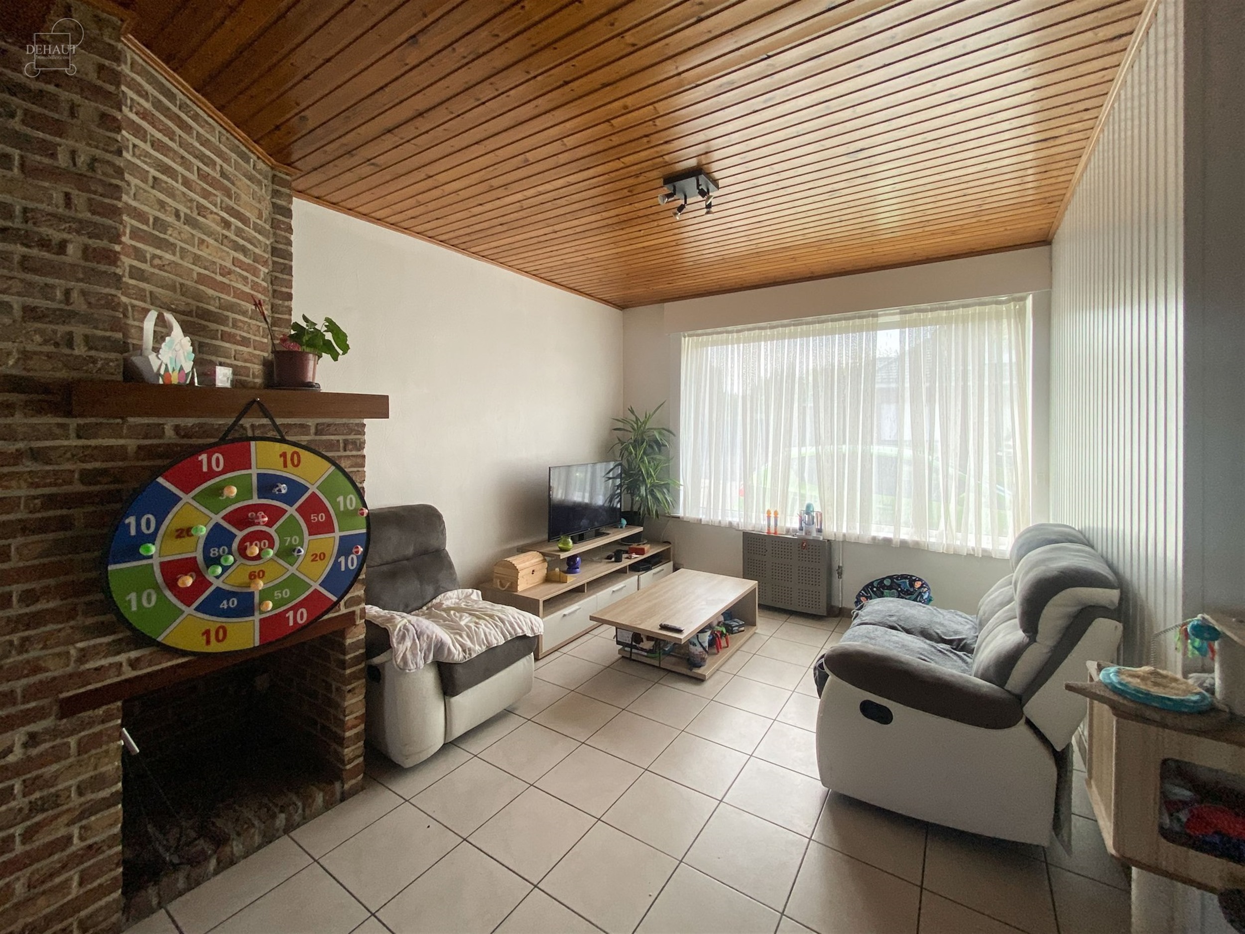 Halfvrijstaand huis bestaande uit een inkomhal, een woonkamer, een ingerichte keuken, een bijkeuken, een badkamer, twee slaapkamers en een betegeld te...