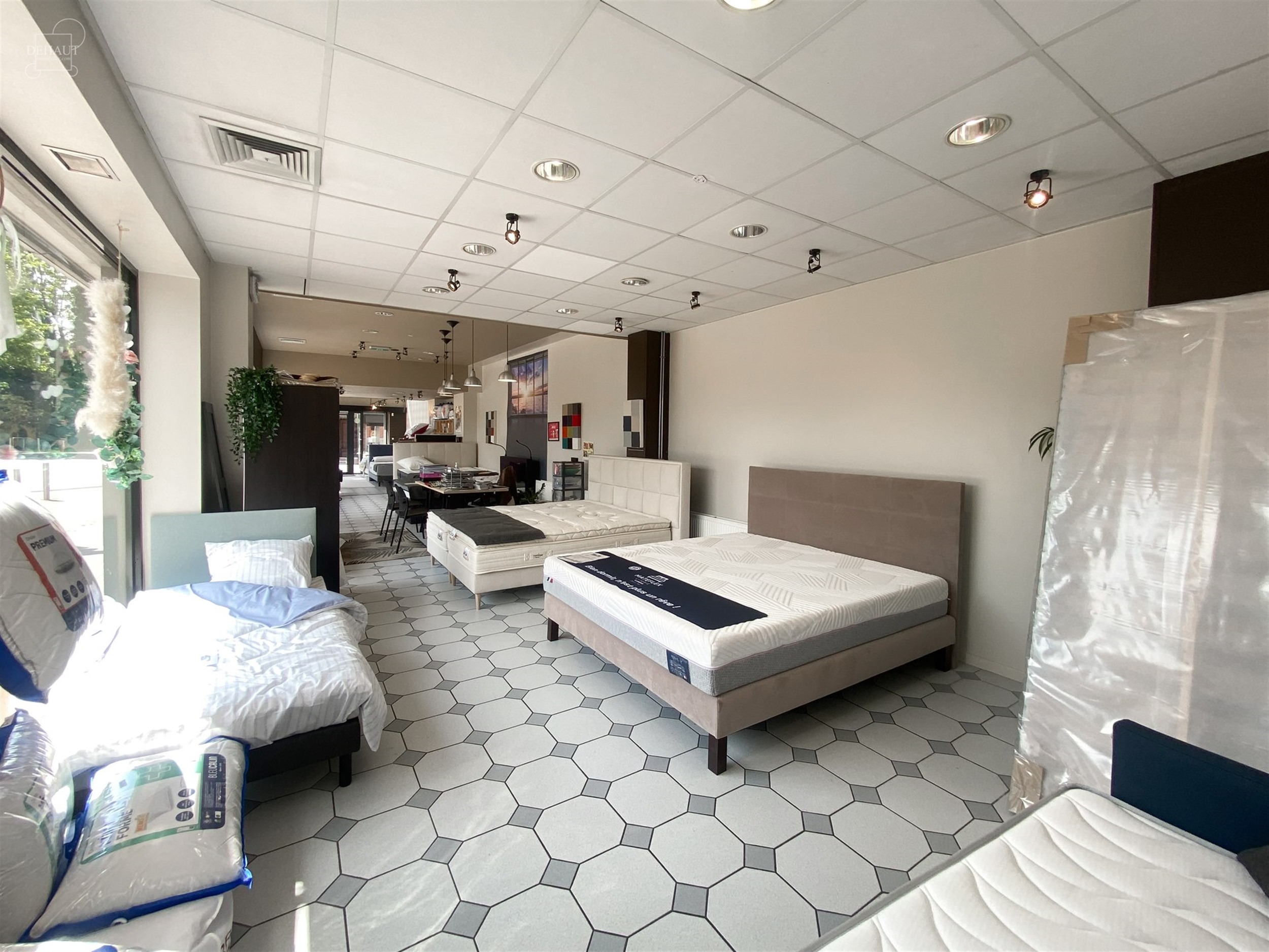 Goed zichtbaar winkelpand, ideaal gelegen in het centrum van Comines. Groot bedrijf van ongeveer 105m² op de begane grond, showroom op de bovenverdie...